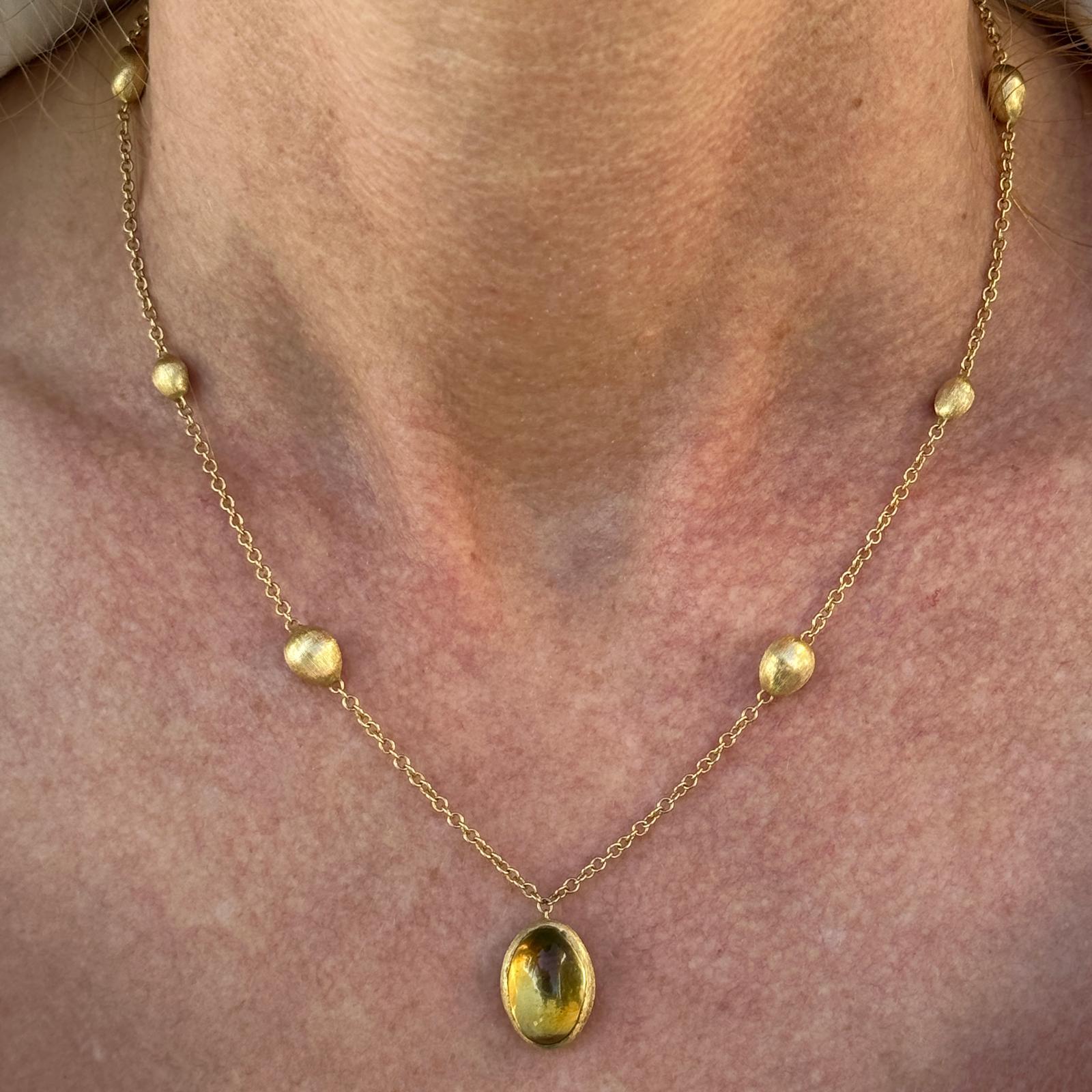 Collier à pendentifs en citrine Marco Bicego Siviglia réalisé en or jaune 18 carats. Le collier comporte un pendentif en citrine cabochon mesurant 10 x 15 mm, et le collier mesure 16,25 pouces de long. Poids : 9,3 grammes.