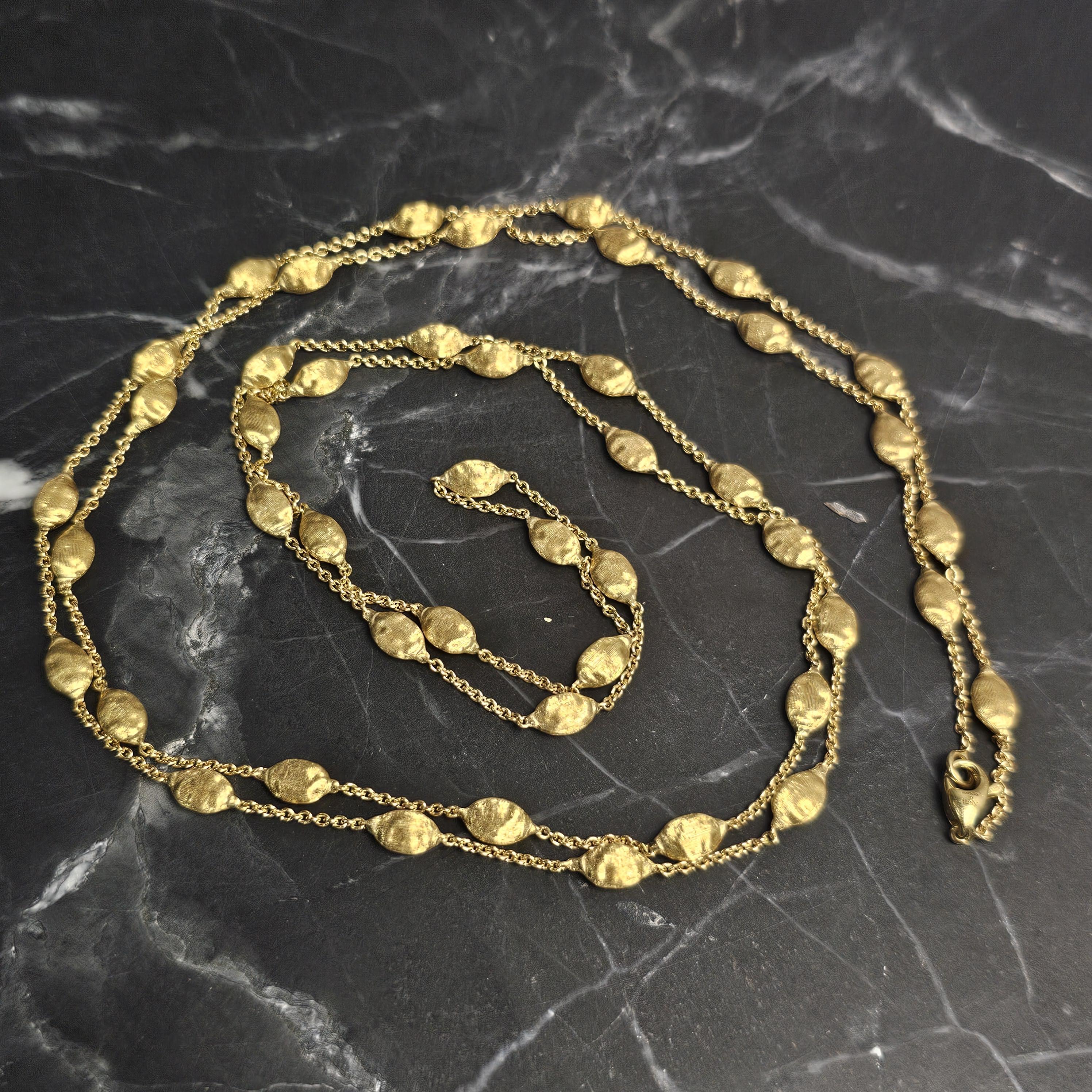Améliorez votre collection avec ce collier en or exquis. Fabriqué avec précision, il présente une chaîne délicate ornée de disques d'or texturés régulièrement espacés. Le design Eleg offre un aspect subtil mais sophistiqué, parfait pour toutes les