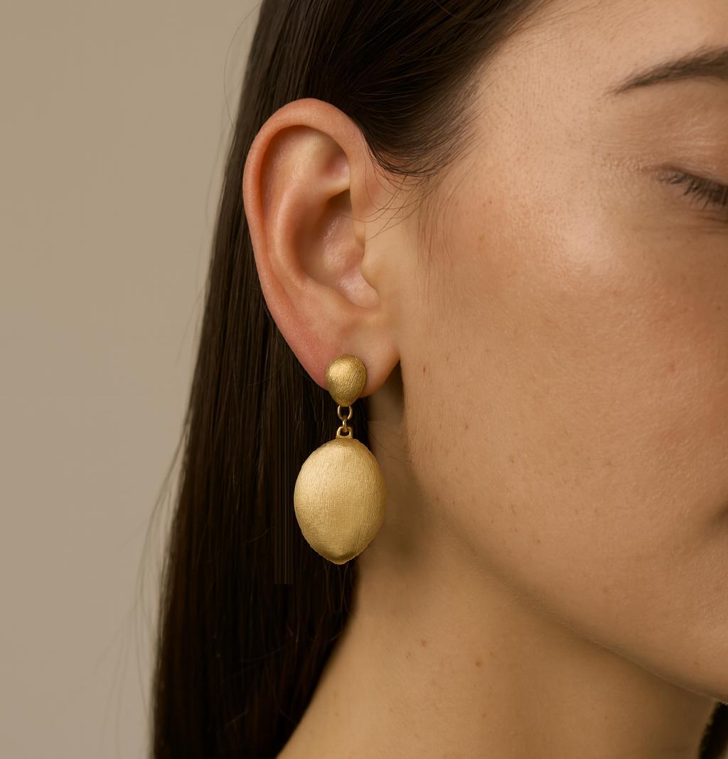 Marco Bicego Yellow Gold Brushed Finish Siviglia Dangle Bean Drop Earrings in vendita 6