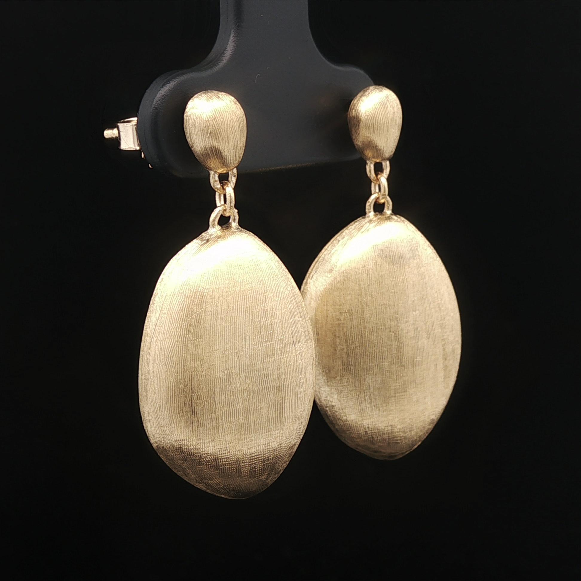 Marco Bicego Yellow Gold Brushed Finish Siviglia Dangle Bean Drop Earrings in vendita 2