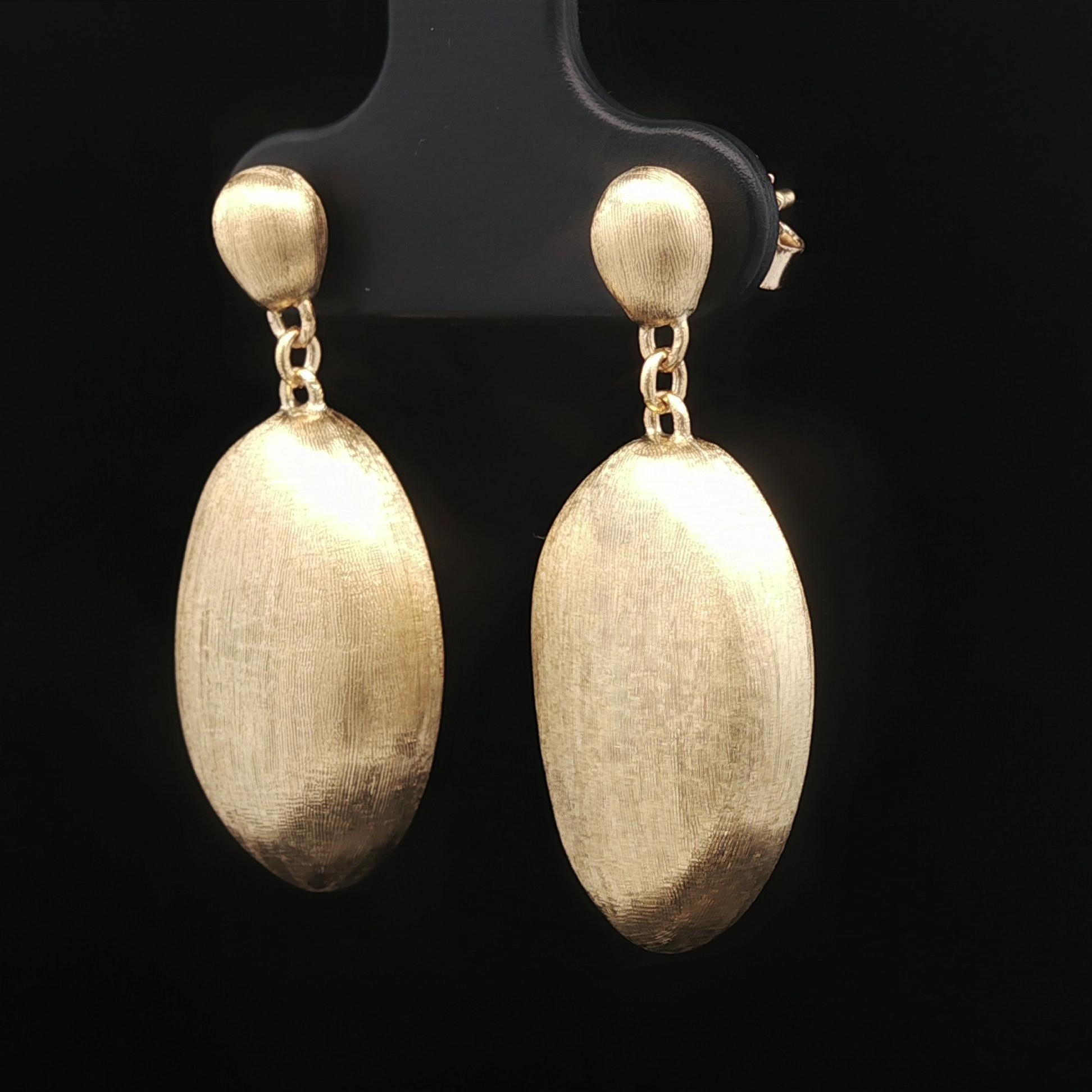 Marco Bicego Yellow Gold Brushed Finish Siviglia Dangle Bean Drop Earrings in vendita 3