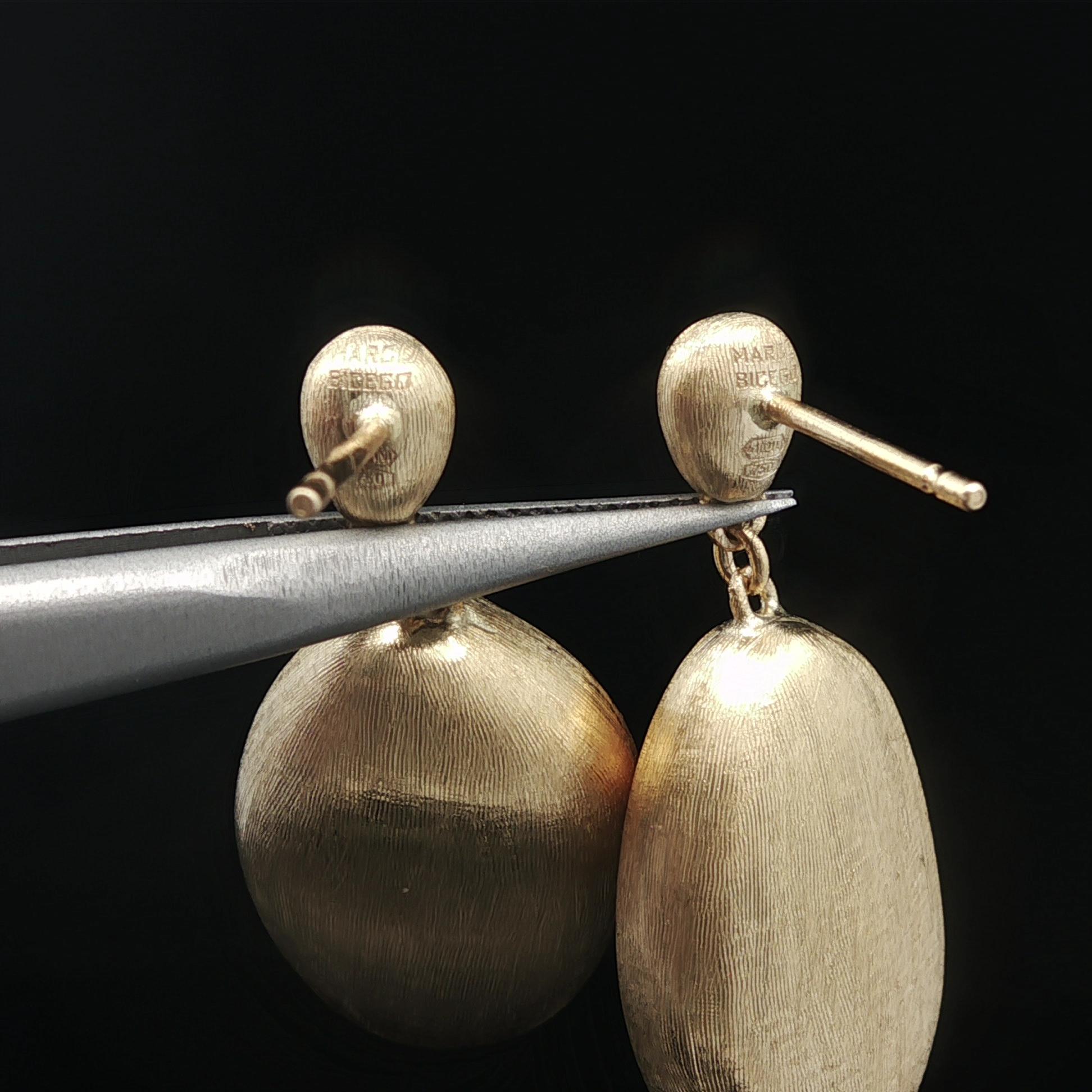Marco Bicego Yellow Gold Brushed Finish Siviglia Dangle Bean Drop Earrings in vendita 5