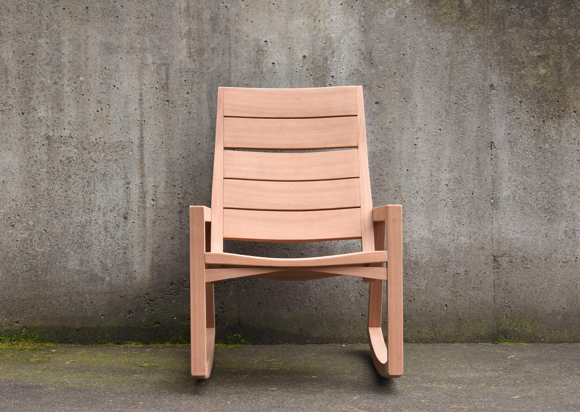 Moderner Schaukelstuhl für den Außenbereich, der für traditionelle/traditionelle und moderne/zeitgenössische Außenbereiche wie Terrassen, Veranden und Pools geeignet ist. 

Durch die Verwendung von Schlitz- und Zapfenverbindungen ist dieser Stuhl