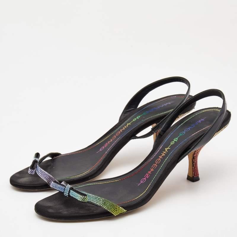Questi sandali incorniceranno i tuoi piedi in modo elegante. Realizzate con materiali di qualità, presentano un design di classe e solette confortevoli.