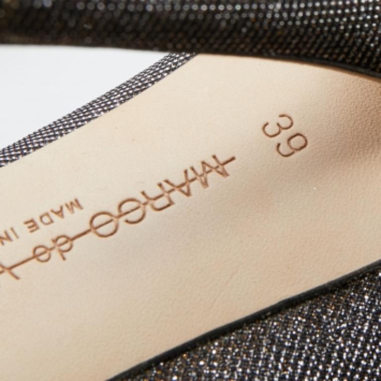 Die Kristallverzierung auf der Vorderseite hebt die Silhouette dieser Marco De Vincenzo Stiefel hervor. Sie sind aus metallischem Lurex-Stoff gefertigt, haben goldfarbene Beschläge, einen 11,5 cm hohen Absatz und sind zum Hineinschlüpfen.