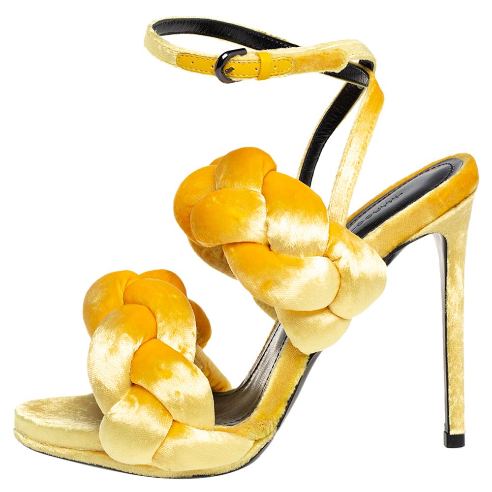 Schönheit fließt aus diesen Sandalen von Marco de Vincenzo! Diese wundervoll gefertigten Sandalen haben zwei geflochtene Samtriemen auf dem Oberteil in Sonnenblumengelb:: dünne Knöchelriemen mit Schnallen und 11 cm hohe Absätze:: die Ihnen helfen::