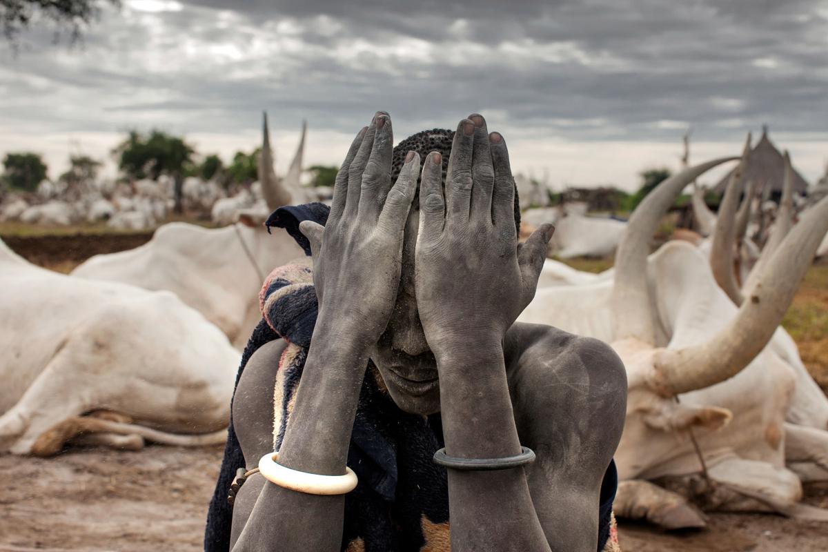 Südsudan Viehzüchter signiert gerahmter Druck in limitierter Auflage  – Photograph von marco di lauro