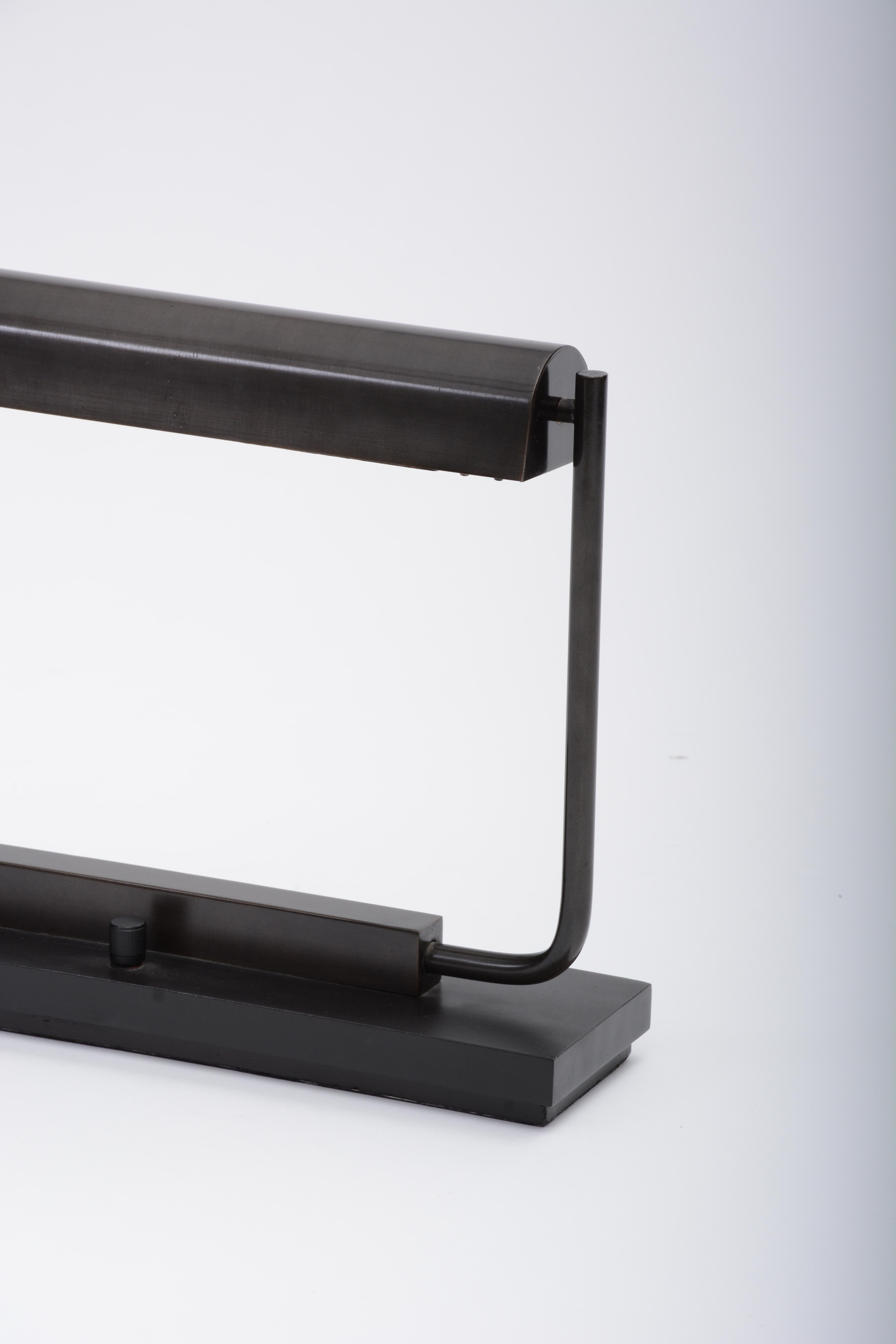 BITTE BEACHTEN SIE, DASS DIESE LAMPE NUR IN DIE USA VERSANDT WERDEN KANN.

Marco Duo Bronze Desk Lamp von Elan Atelier ist eine Lampe aus Bronzeguss mit dunkler Bronzeoberfläche. Sie ist eine moderne Interpretation der 
