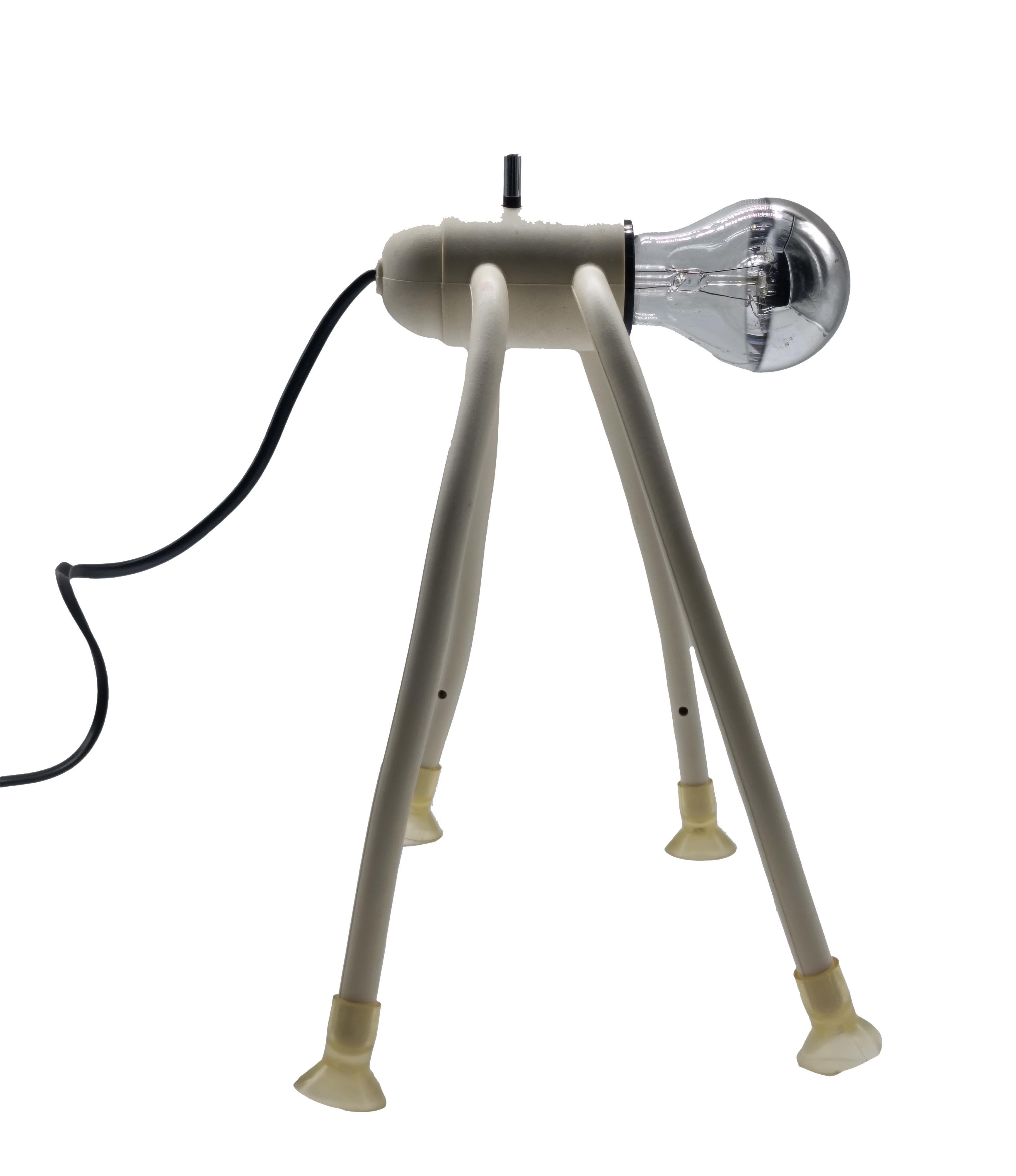 Lampe moderne de Luxo basée sur un design de Marco Ferreri et Carlo Bellini des années 1980.

Un design ludique et en même temps extrêmement fonctionnel. En tant que 