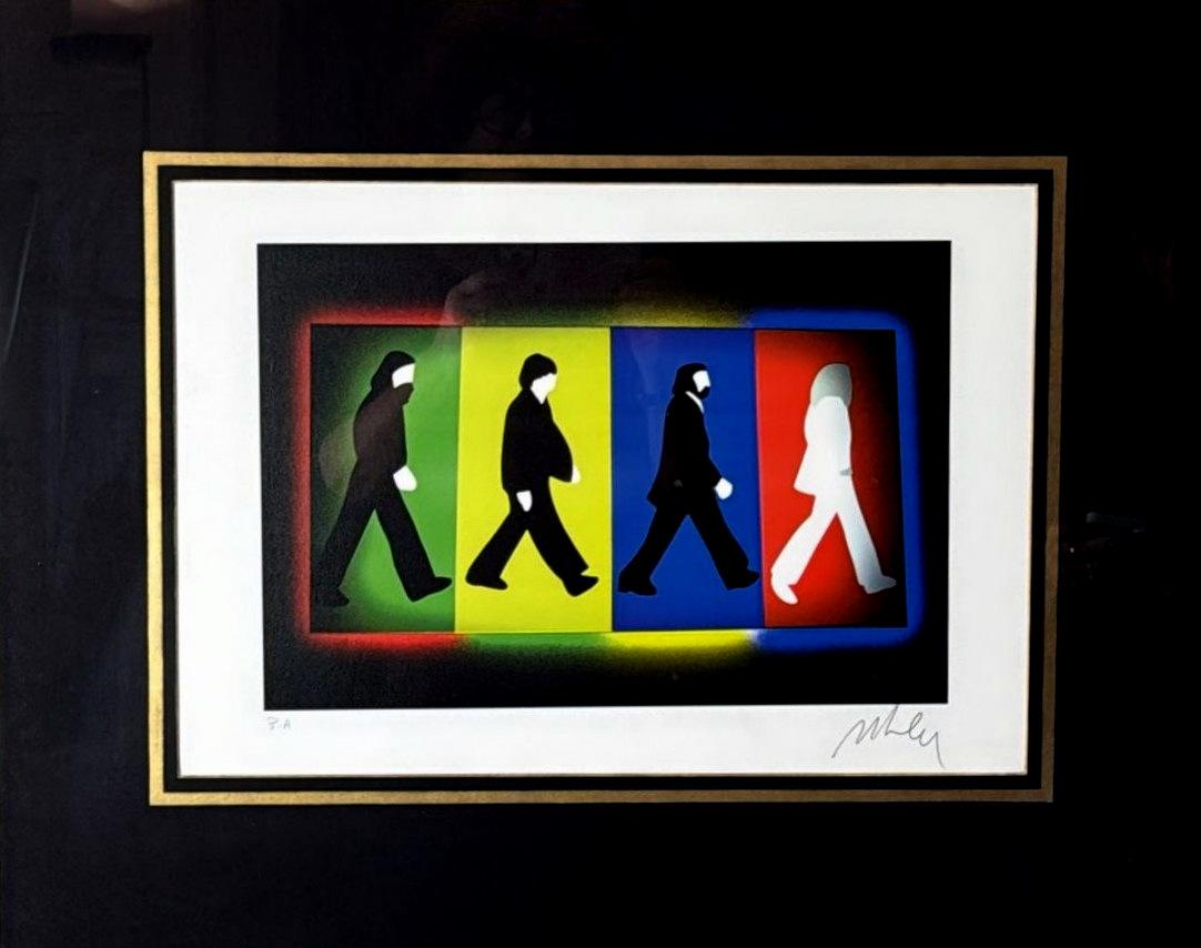 La sérigraphie sur papier de Marco MarCo est présentée dans un cadre récemment fabriqué par un maître artisan florentin. Le cadre comporte quatre miroirs lumineux disposés le long de la bande intérieure plate et inclinés vers l'extérieur, tandis que