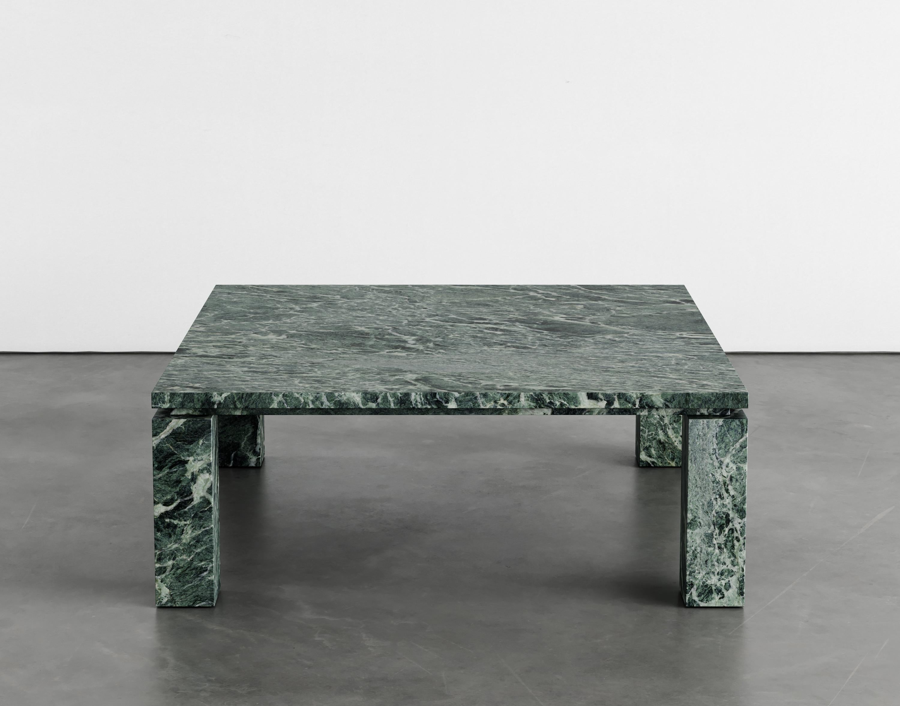Table basse en marbre MarCo par Agglomerati
Dimensions : D 120 x L 120 x H 41 cm
Matériaux : Marbre Verde Alpi
Disponible dans d'autres pierres.

La table basse MarCo est la pièce maîtresse de l'espace de vie. Les grandes proportions sont