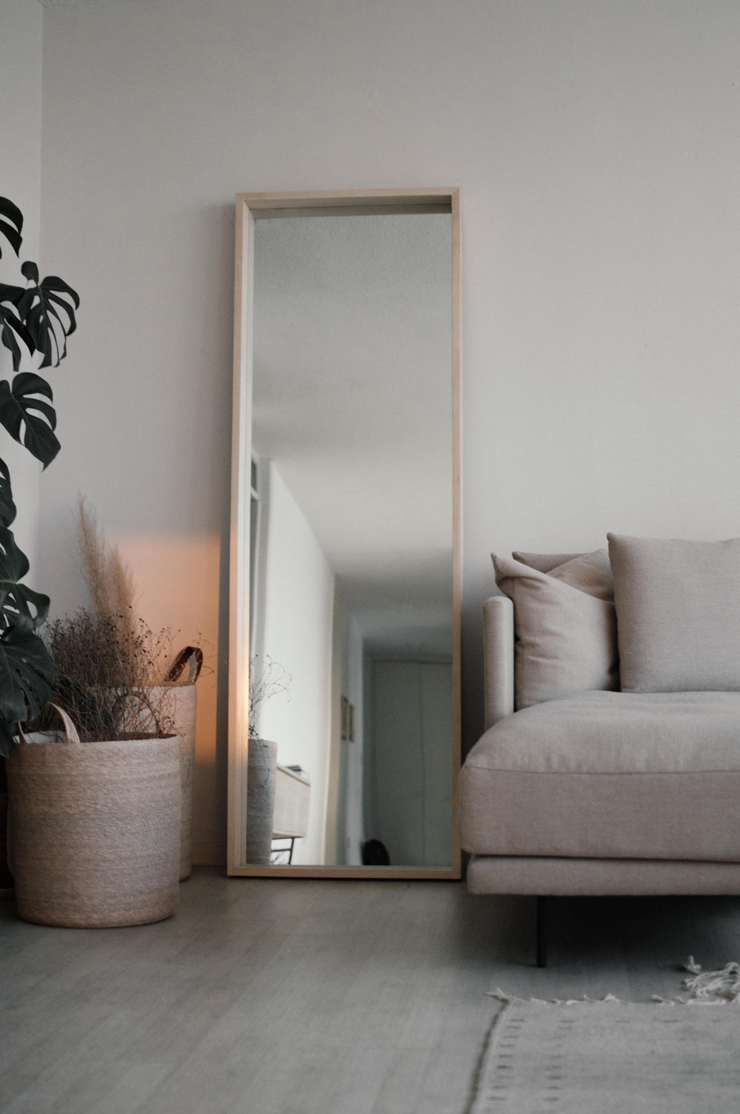The Marco Mirror enhances a rather purist design, is mounted on a wood veneer frame, and is described in its entirety as bounded and laid-back in appearance. Ideal for any atmosphere with a welcoming character that seeks a feeling of openness. 