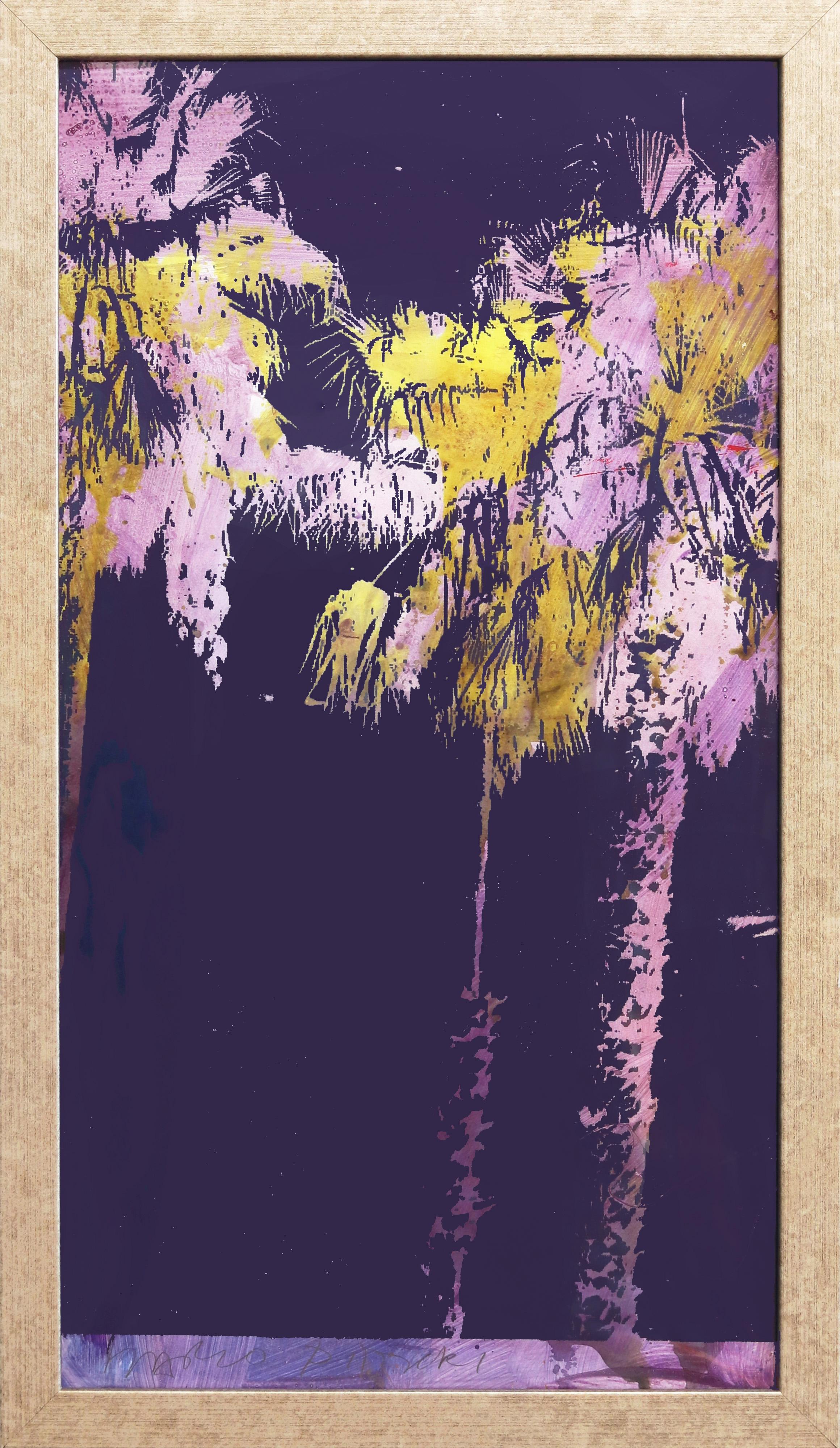 Color Photograph Marco Pittori - Palmes violettes et jaunes - Photographie d'art pop de palmier vibrant encadrée 