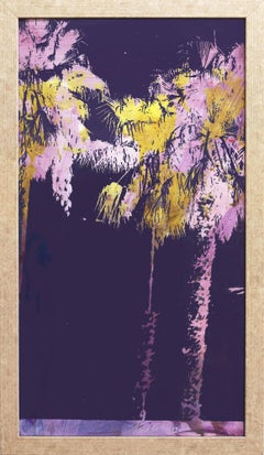 Palmes violettes et jaunes - Photographie d'art pop de palmier vibrant encadrée 