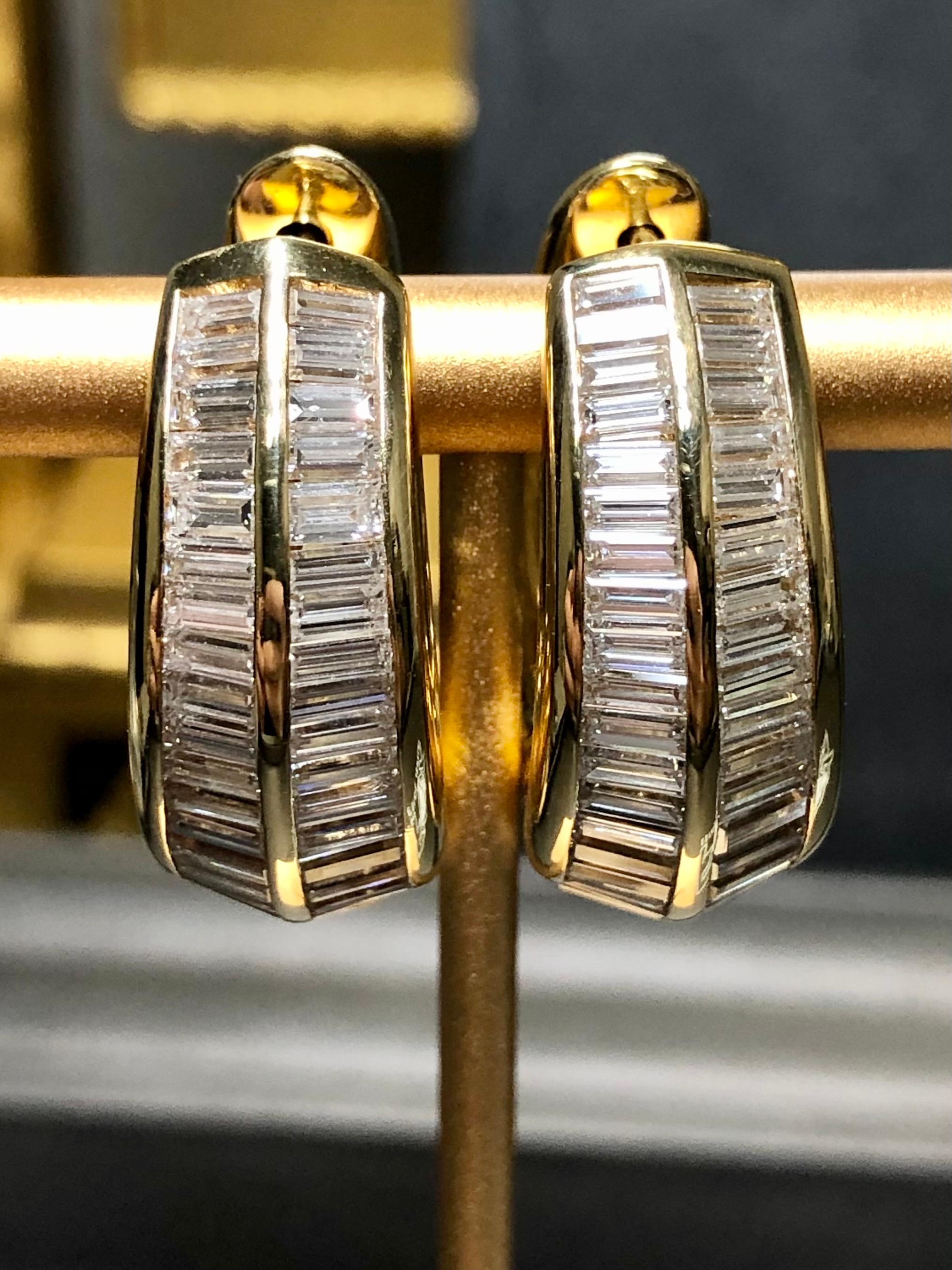 Marco Valente 18 Karat abgestufte Baguette-Diamant-Ohrringe mit breitem Creolen (Zeitgenössisch)