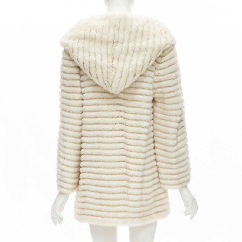 MARCO VANOLI - Veste à capuche asymétrique boutonnée en fourrure de tulle crème IT40 S en vente 1