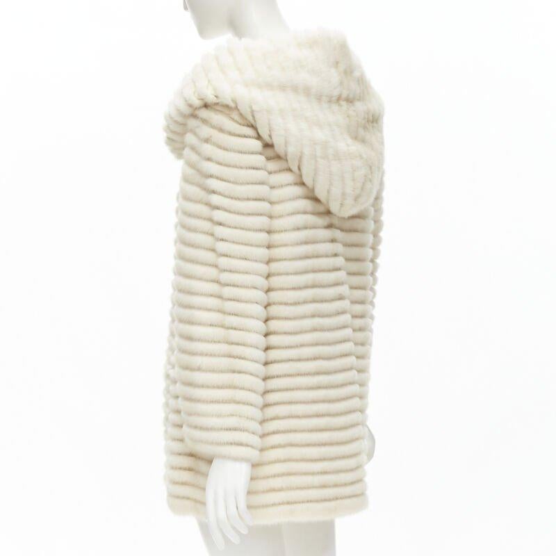MARCO VANOLI - Veste à capuche asymétrique boutonnée en fourrure de tulle crème IT40 S en vente 2