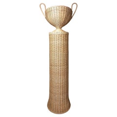 Pedestal de mimbre con urna Marco by Creel and Gow