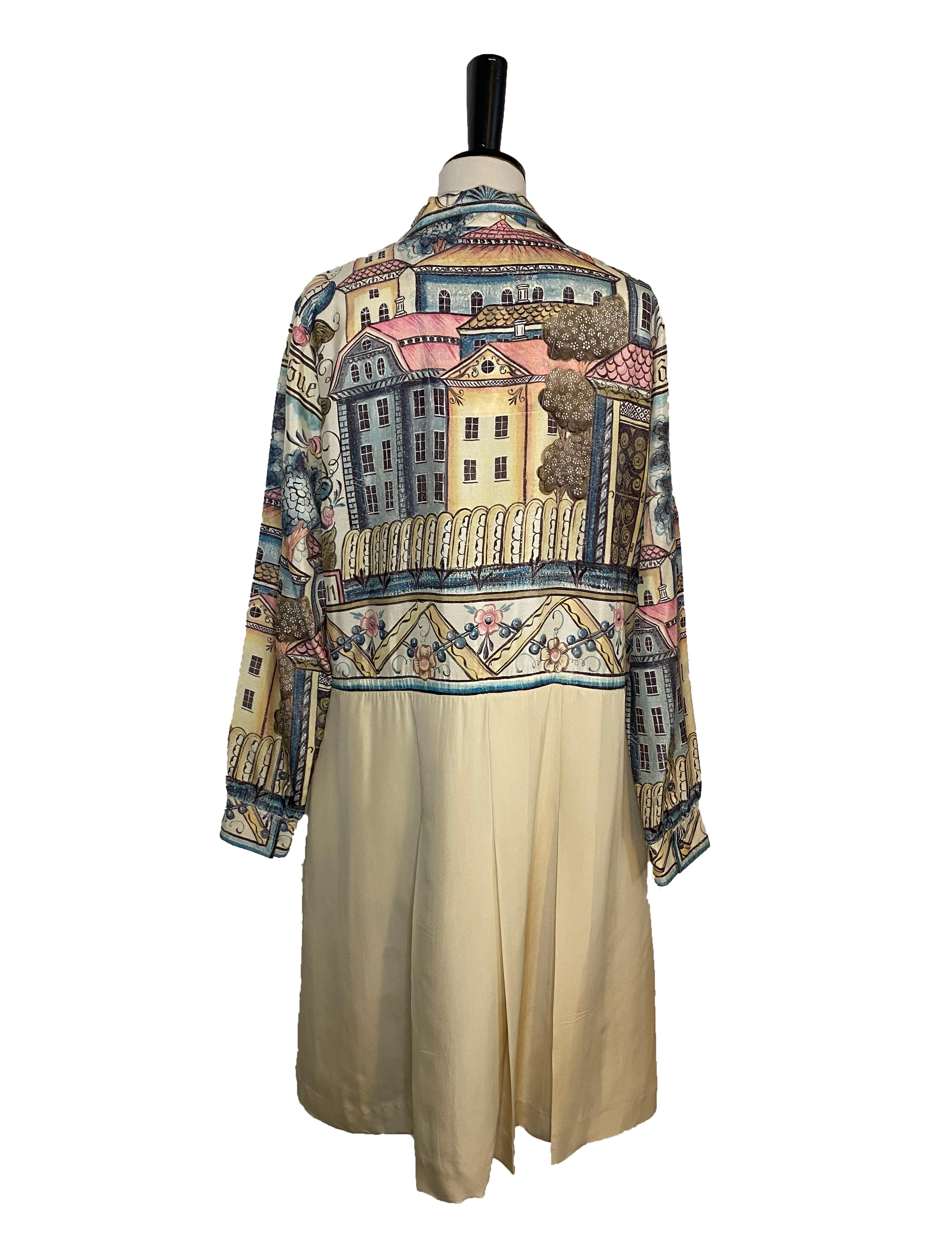 Vestido de seda de Rochas. Diseñado por Marco Zanini. Crema, falda de seda plisada con parte superior de manga larga estampada con motivos de inspiración Folkart escandinava, en azul rosa pálido y caqui. Detalles del desplazamiento leyendo 'Rochas