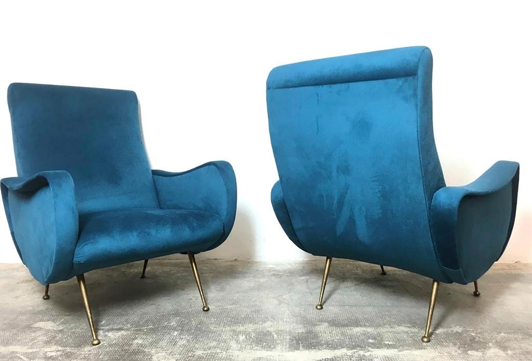 Marco Zanuso
2 lady armchairs,
circa 1950
This chair won the Gold Medal of the 9th triennial in Milan in 1951.
Gorgeous blue shaved velvet
Excellent condition
Measures: 90 x 73 x 85
3900 Euros per pair.