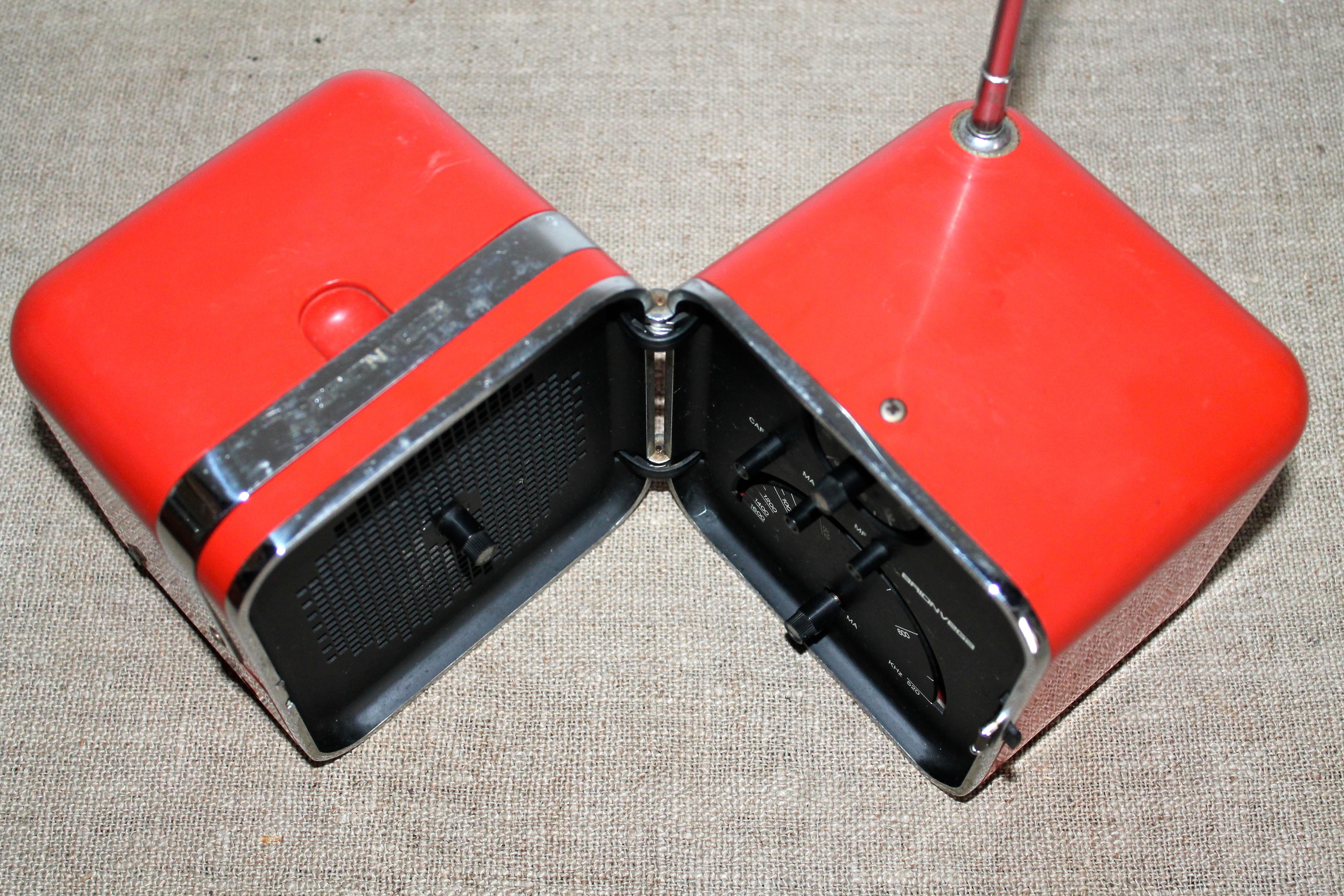 Marco Zanuso and Richard Sapper Brionvega TS52 Radio In Good Condition For Sale In Sharon, CT