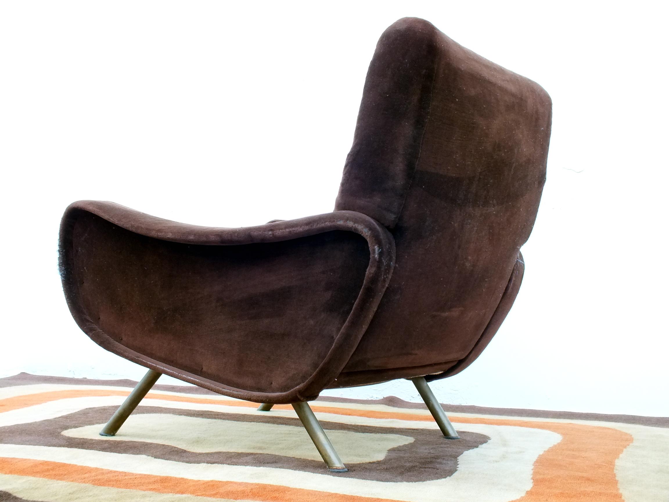 Marco Zanuso fauteuil femme années '58 production Arflex

                        conditions générales et structure très bonne sauf dans les deux accoudoirs problème causé par le chat. vous voyez dans les photos s'il vous plaît