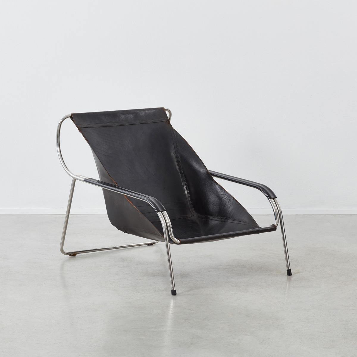 This is a first edition of Zanuso’s Maggiolina lounge chair. The structure is formed of curved steel tubing from which a burlap leather ‘bag’ is hung. The Maggiolina chair was originally designed for a competition held by the MoMa in New York and it