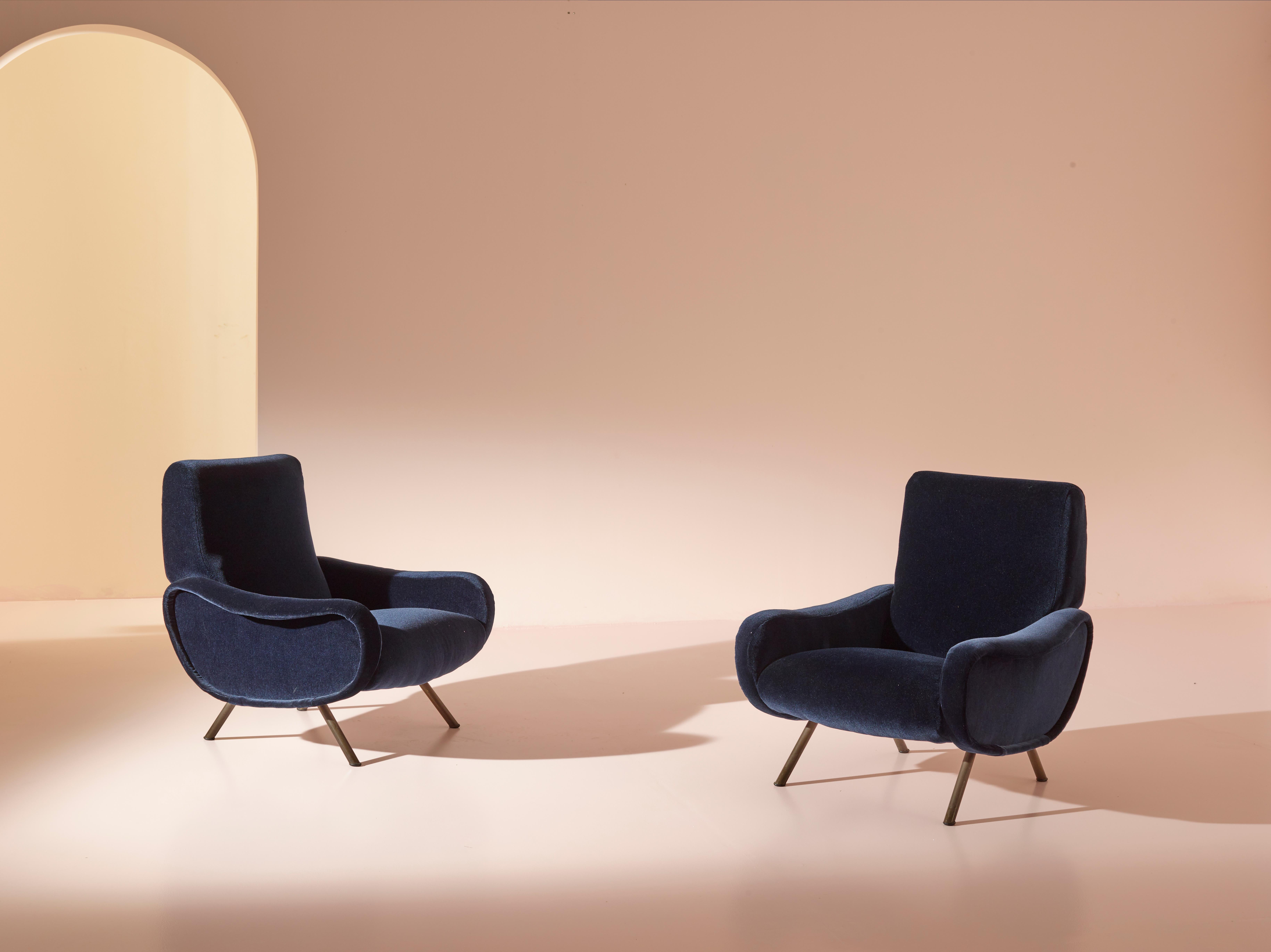An exquisite pair of Lady lounge chairs, originally designed by the renowned Marco Zanuso for Arflex, Italy in 1951. These remarkable chairs have undergone meticulous reupholstering, now showcasing an elegant dark blue cotton velvet fabric. The Lady