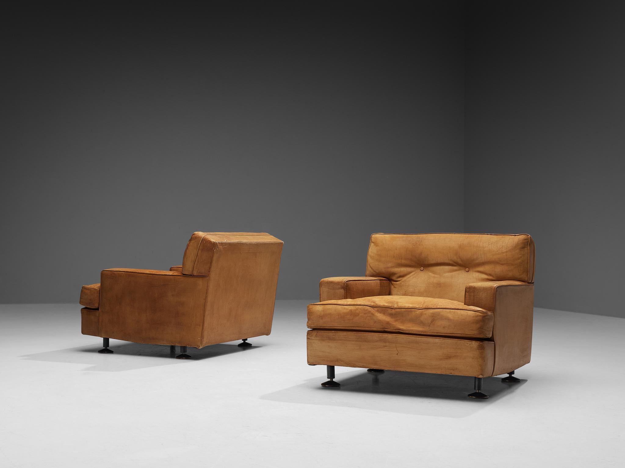 Marco Zanuso for Arflex, pair of ‘square’ lounge chairs, leather, metal, Italy, 1962 

This eccentric pair of club chairs by Marco Zanuso is well-executed embodying a solid construction. Characteristic for this model are the low positioned