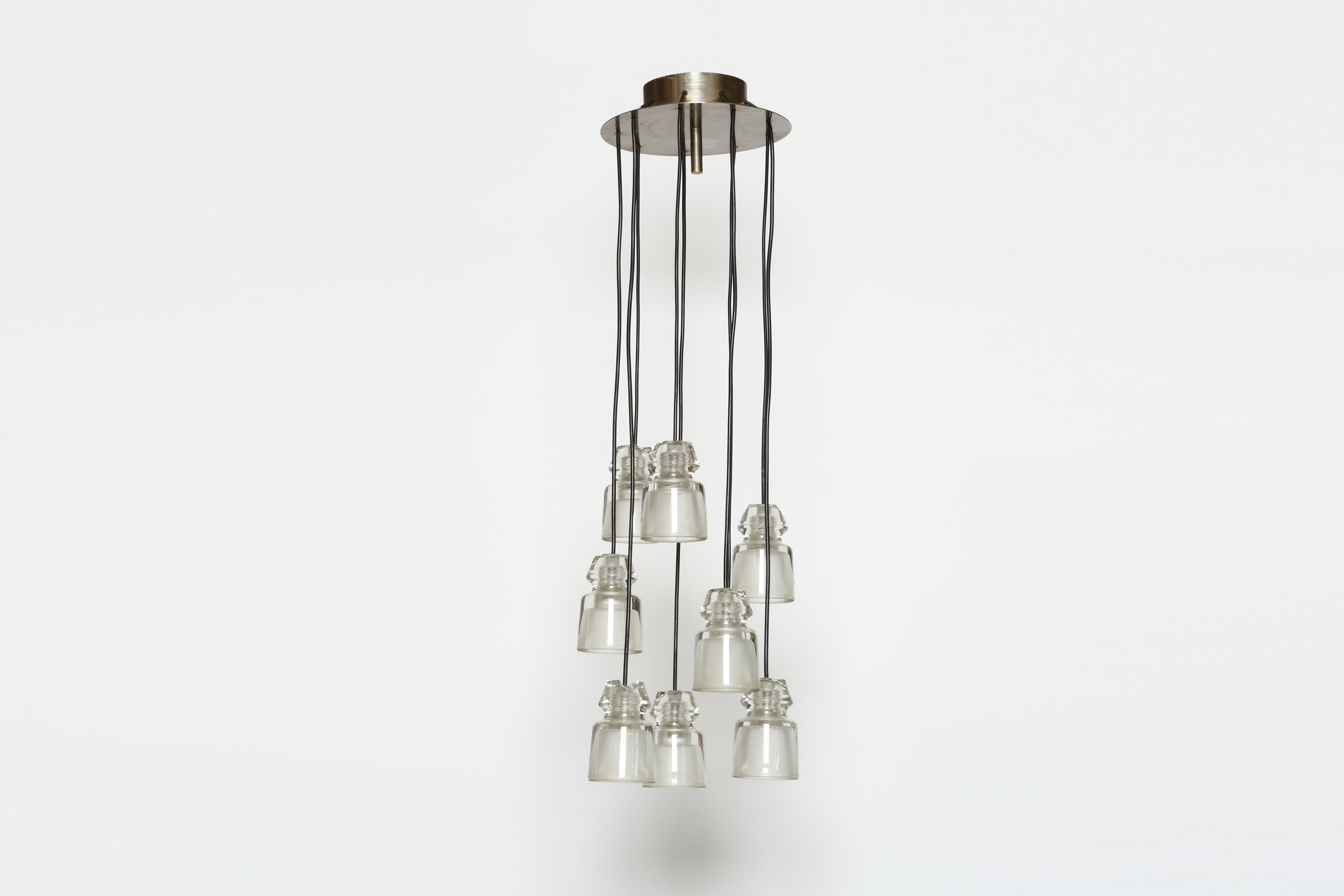 Lampadario a cascata di Marco Zanuso per Oluce.
Model 6119.
Progettato e prodotto in Italia negli anni '60.
Vetro di cristallo, ottone nichelato.
Raro e di grande effetto.
Nove prese a candelabro.
Cablaggio USA gratuito su richiesta.
L'altezza