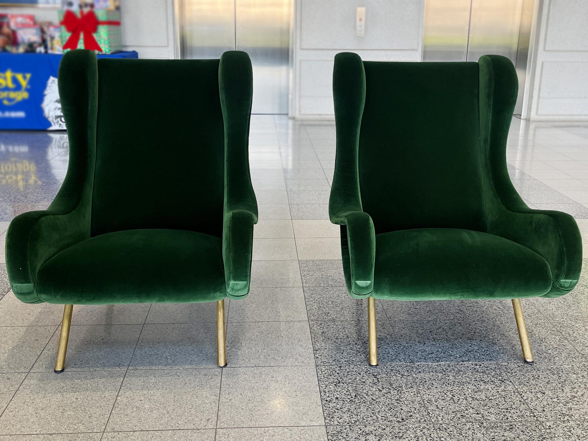 Curve morbide e angoli arrotondati caratterizzano il design accogliente di queste sedie lounge 