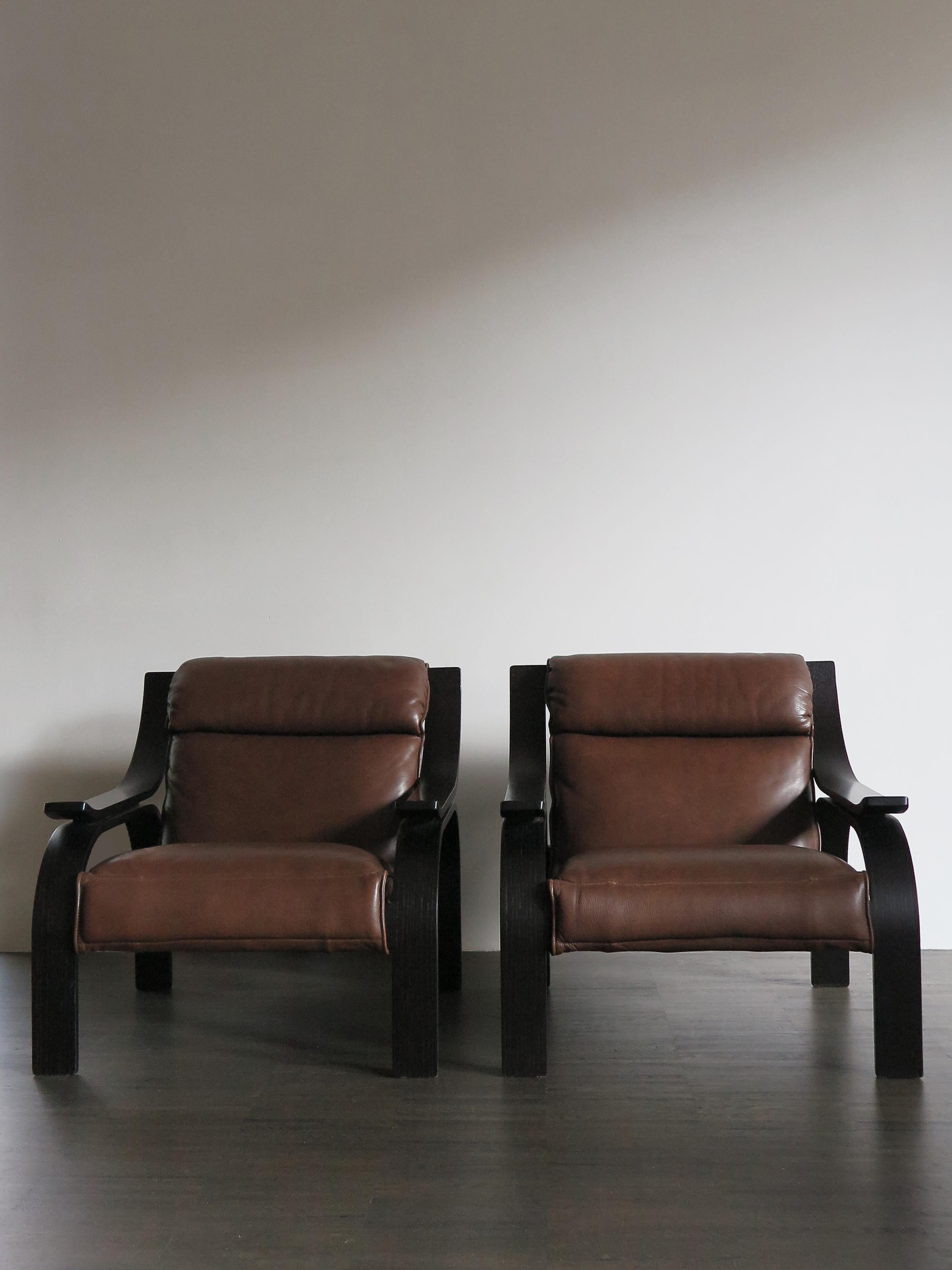 Set of two Italian Mid-Century Modern design armchairs model Woodline designed by Marco Zanuso and produced by Arflex, structure in curved plywood veneered in oakwood, open pore lacquer, seat and back in upholstered leather, 1964.
Manufacturer’s