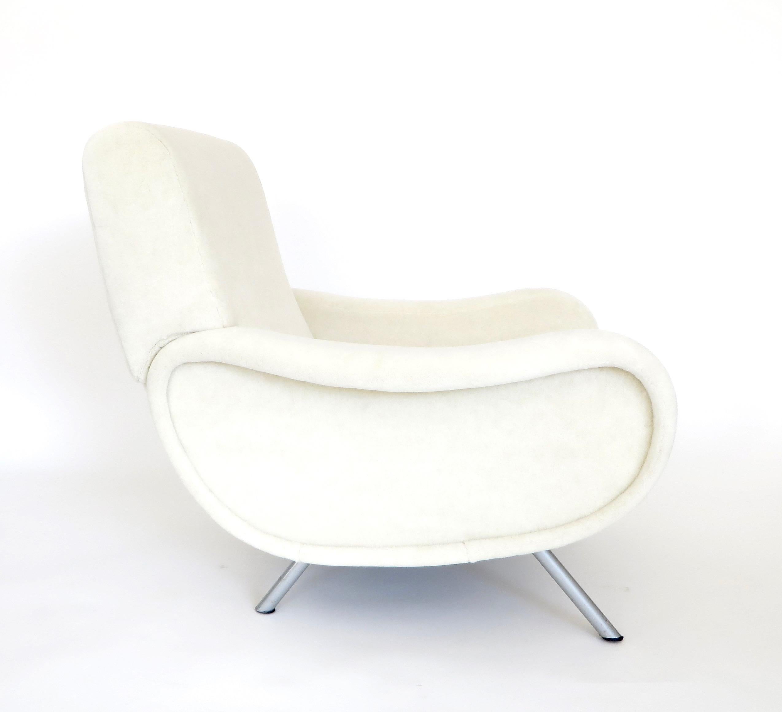 The Marco Zanuso Lady Chair was designed by Marco Zanuso for Arflex in 1951.
It won the award Medaglia d’oro or Gold Medal at the Milan IX Triennale in 1951. This lounge chair is so very comfortable and classic elegance in a modern