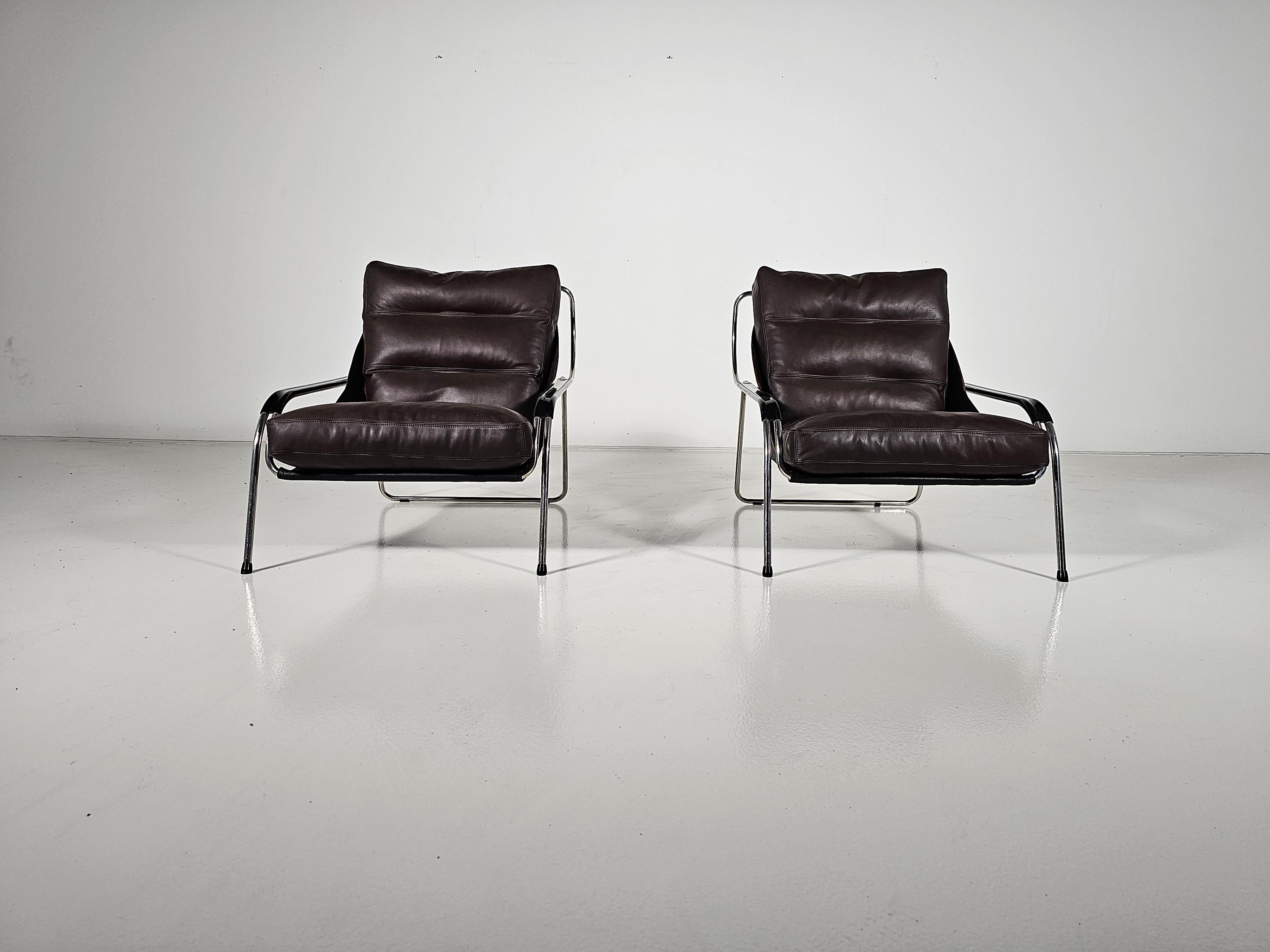 1. Auflage der Maggiolina-Stühle von Zanotta, entworfen von Marco Zanuso in den 1950er Jahren. Die Schlinge aus schwarzem Rindsleder trägt ein großes, neu gepolstertes braunes Lederkissen mit einer Gänsefederfüllung.  Ein Gestell aus rostfreiem
