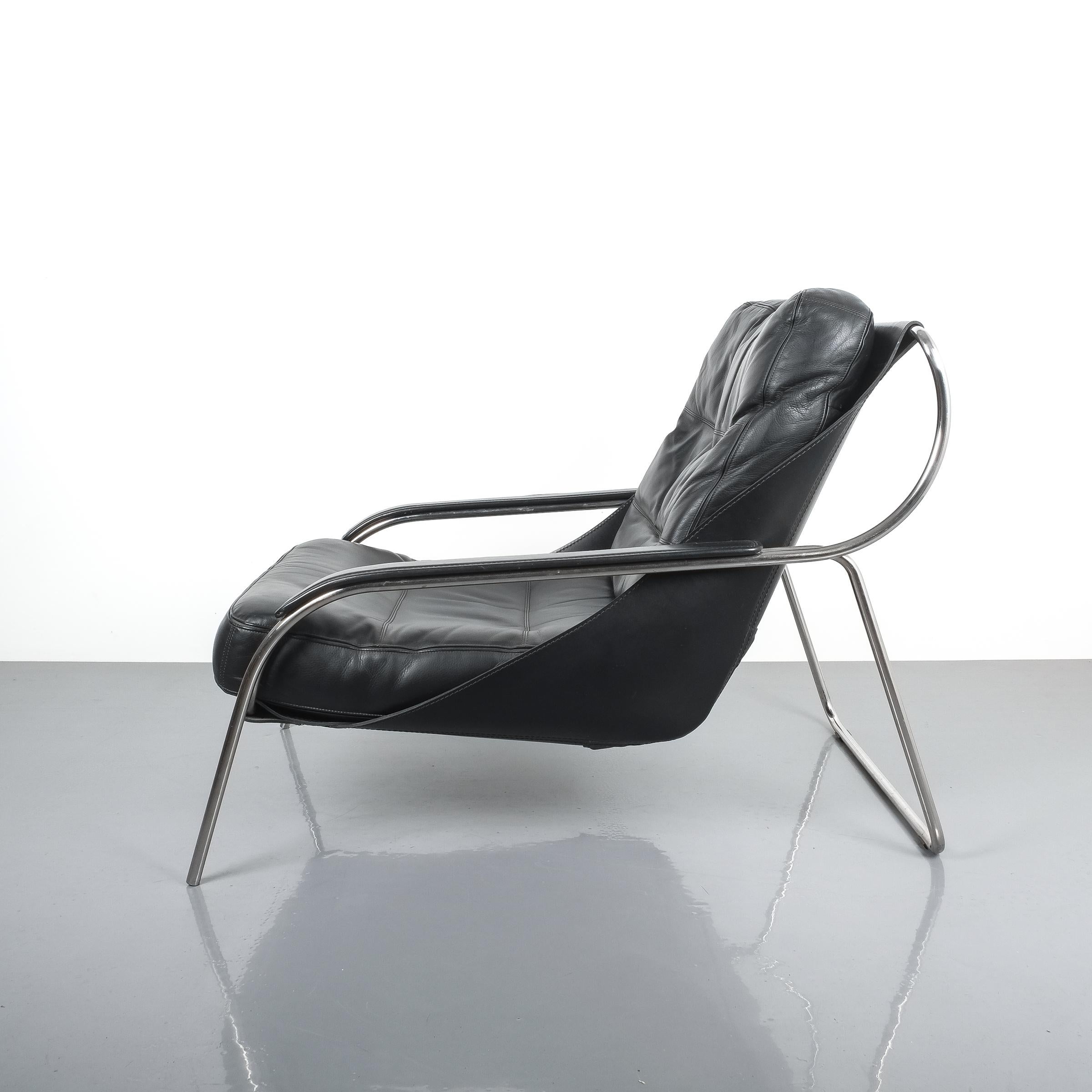 Élégante chaise Maggiolina de Zanotta conçue par Marco Zanuso, originellement dessinée en 1947. Production ultérieure. L'écharpe en cuir de vache supporte un grand coussin en cuir Nappa. Un cadre en acier inoxydable soutient cette chaise de salon