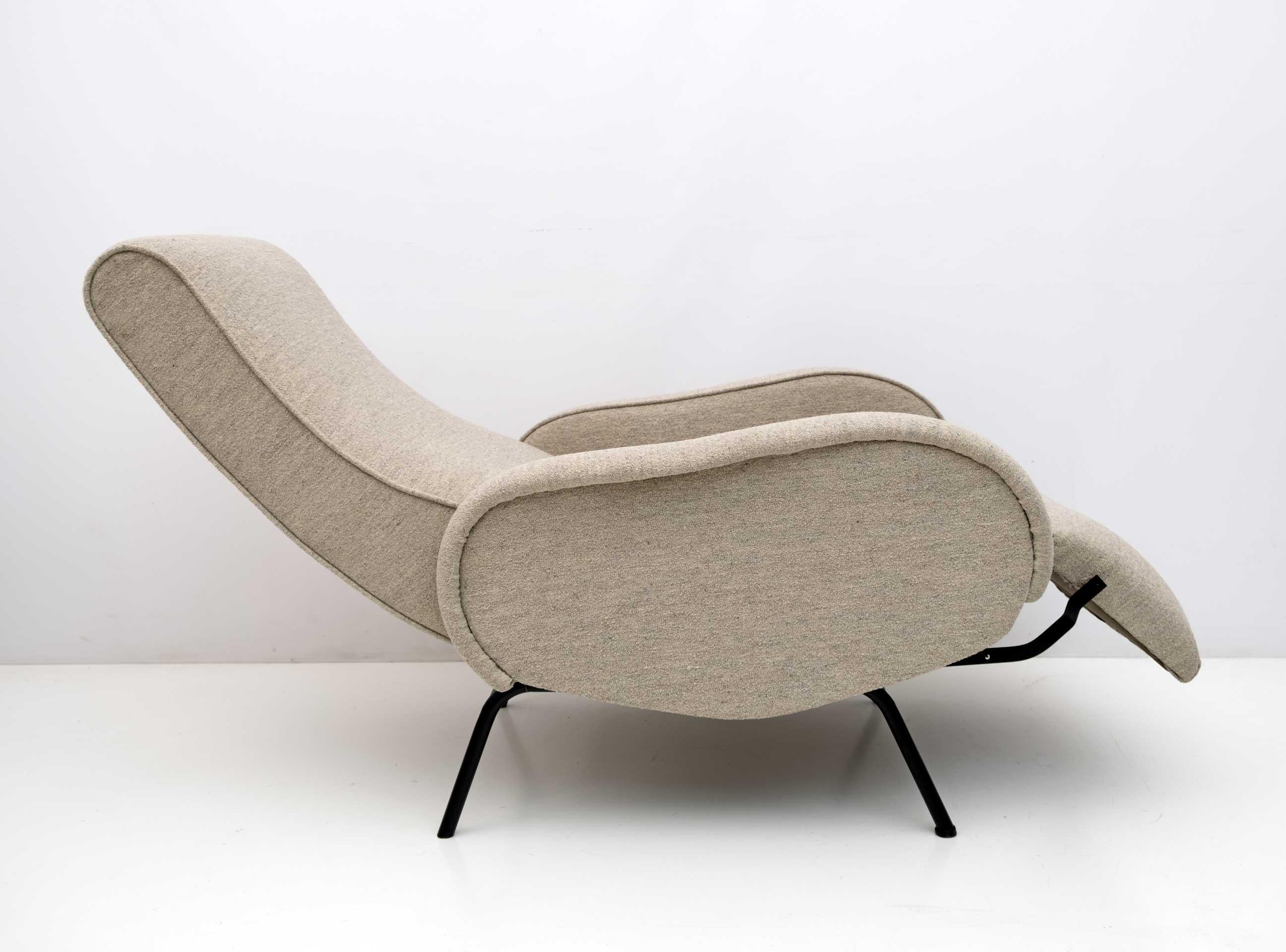 Der von Marco Zanuso in den 1950er Jahren entworfene Liegesessel wurde restauriert und mit elfenbeinfarbenem Bouclè-Stoff gepolstert.
Der verlängerte Stuhl misst 150 cm.