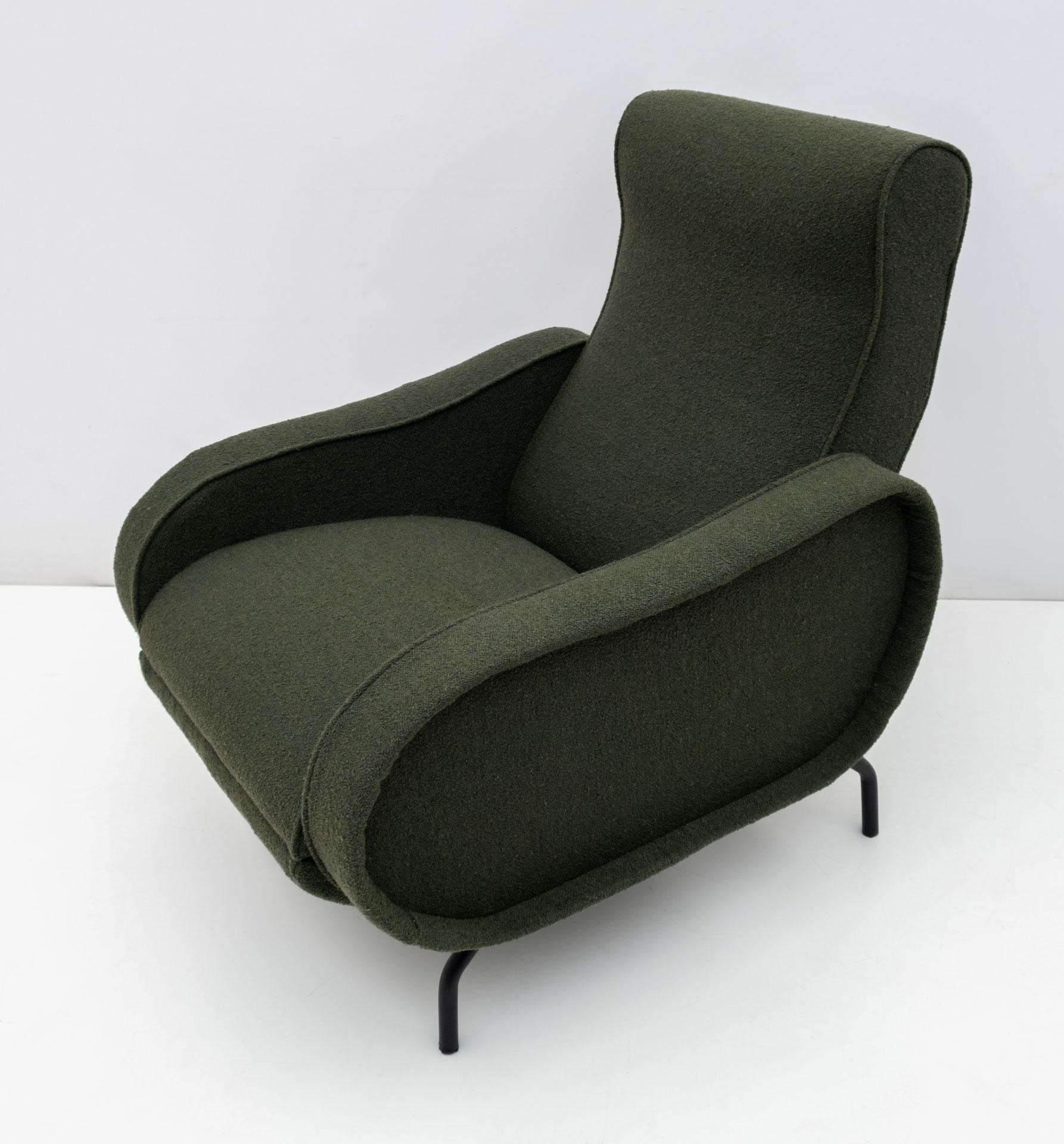 Fauteuil inclinable conçu par Marco Zanuso dans les années 1950, le fauteuil a été restauré et tapissé de tissu Bouclè vert anglais.

Le fauteuil allongé mesure 153 cm.