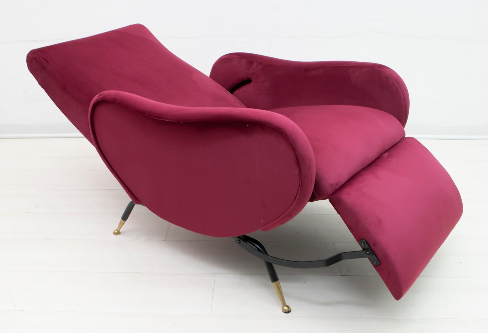 Reclining armchair designed by Marco Zanuso in the 1950s, the armchair has been restored and upholstered in burgundy red velvet

The elongated armchair measures 145 cm.