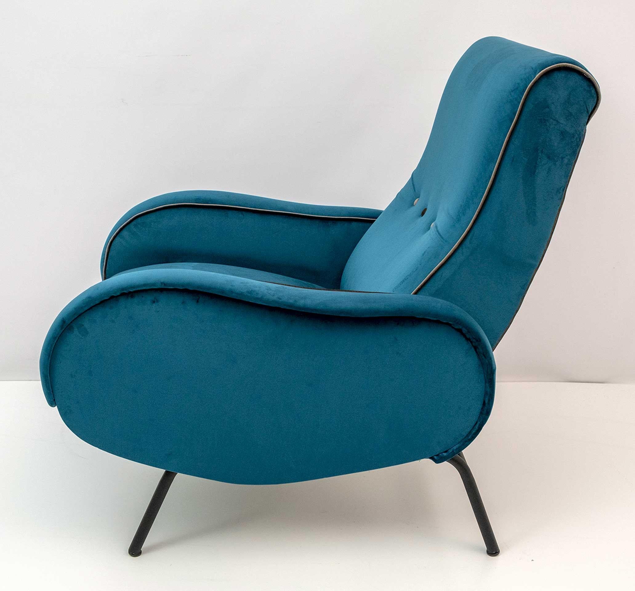 Reclining armchair designed by Marco Zanuso in the 1950s, the armchair has been restored and upholstered in navy blue velvet with a gray piping finish.

The extended armchair measures 148 cm.