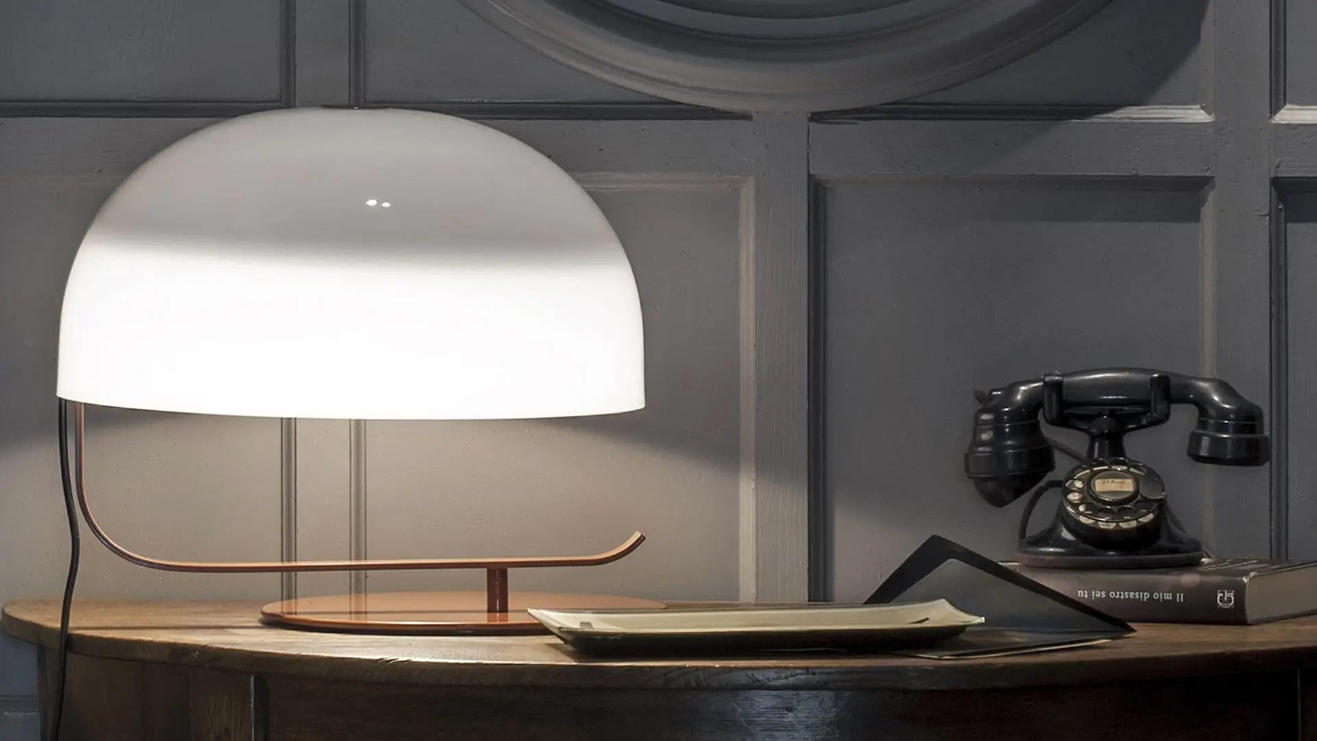 Marco Zanuso Modèle 275 Lampe de table 'Zanuso' en blanc et marron pour Oluce. 

Réalisé en métal brun-noisette et avec un diffuseur en plexiglas blanc opalin, il s'agit de l'un des designs italiens minimalistes les plus raffinés de l'ère du milieu