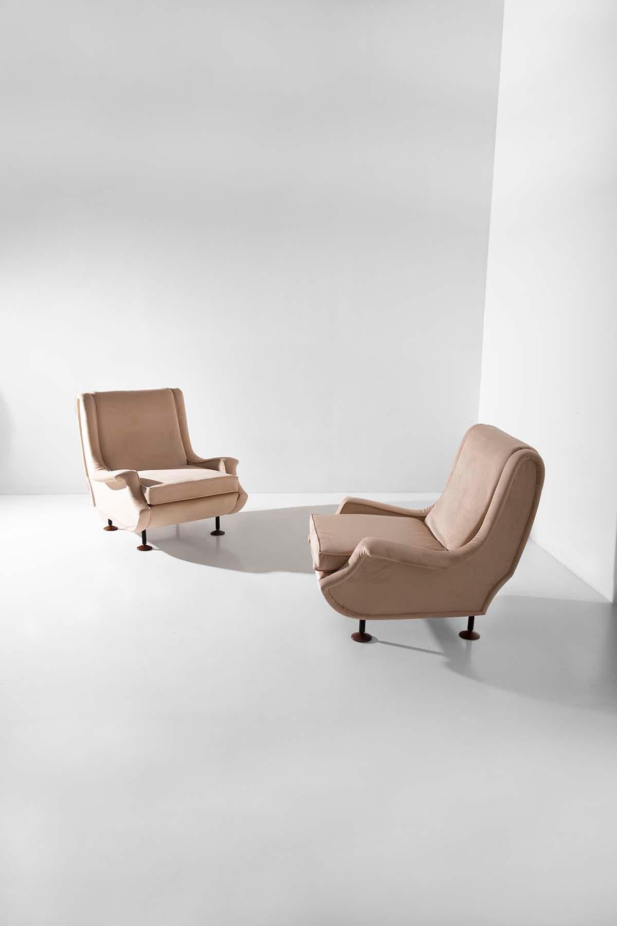 A Splendid Pair of Vintage Beige Velvet Armchairs by Marco Zanuso for Arflex: Timeless Elegance
When it comes to interior design and furnishing, the timeless allure of vintage furniture pieces cannot be overstated. In this article, we are delighted