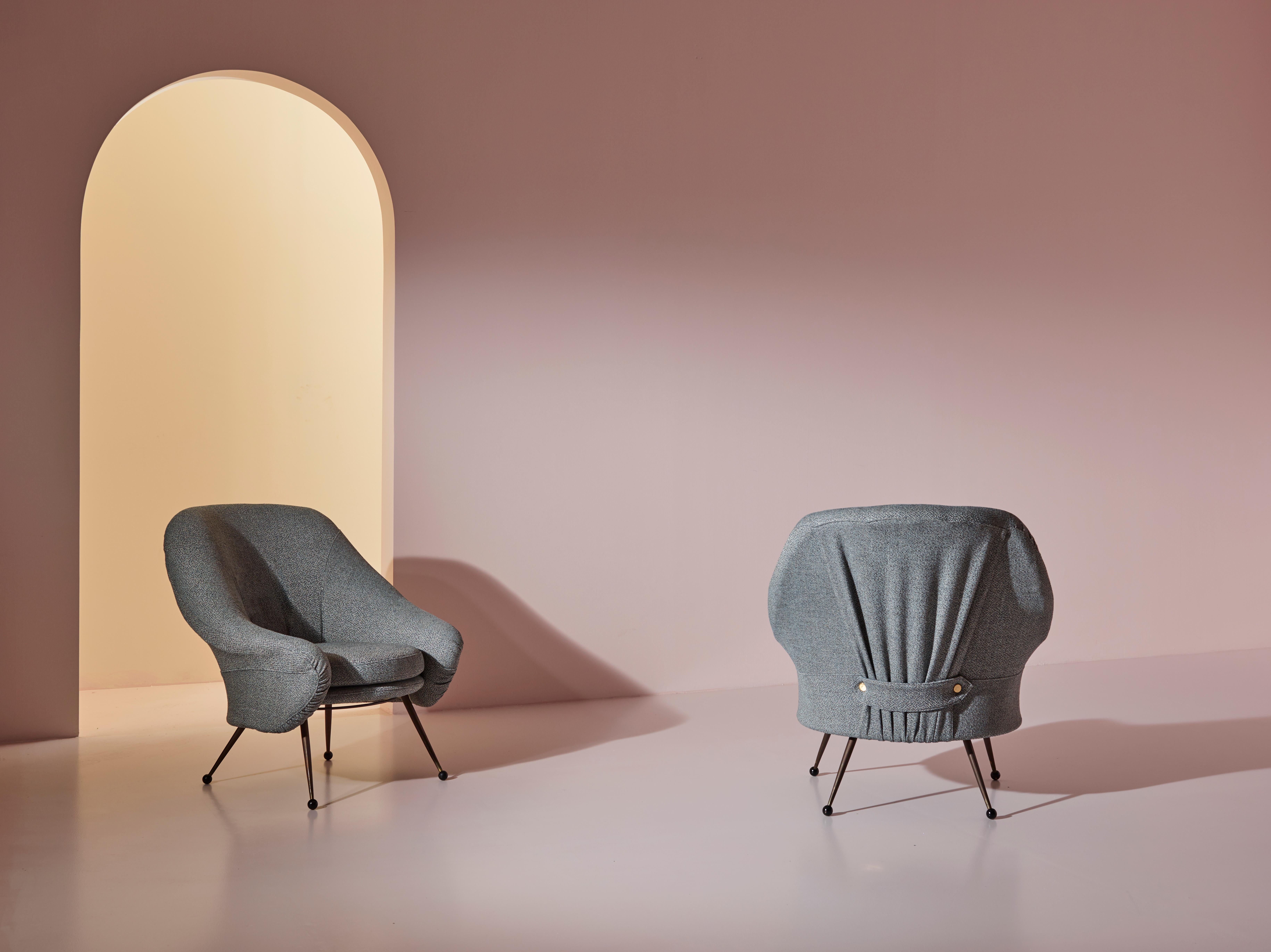 Une élégante paire de fauteuils Martingala de Marco Zanuso pour Arflex, conçus dans les années 1950 et retapissés dans un tissu gris de haute qualité, est aujourd'hui en excellent état.

Les chaises se caractérisent par des lignes épurées, une forme