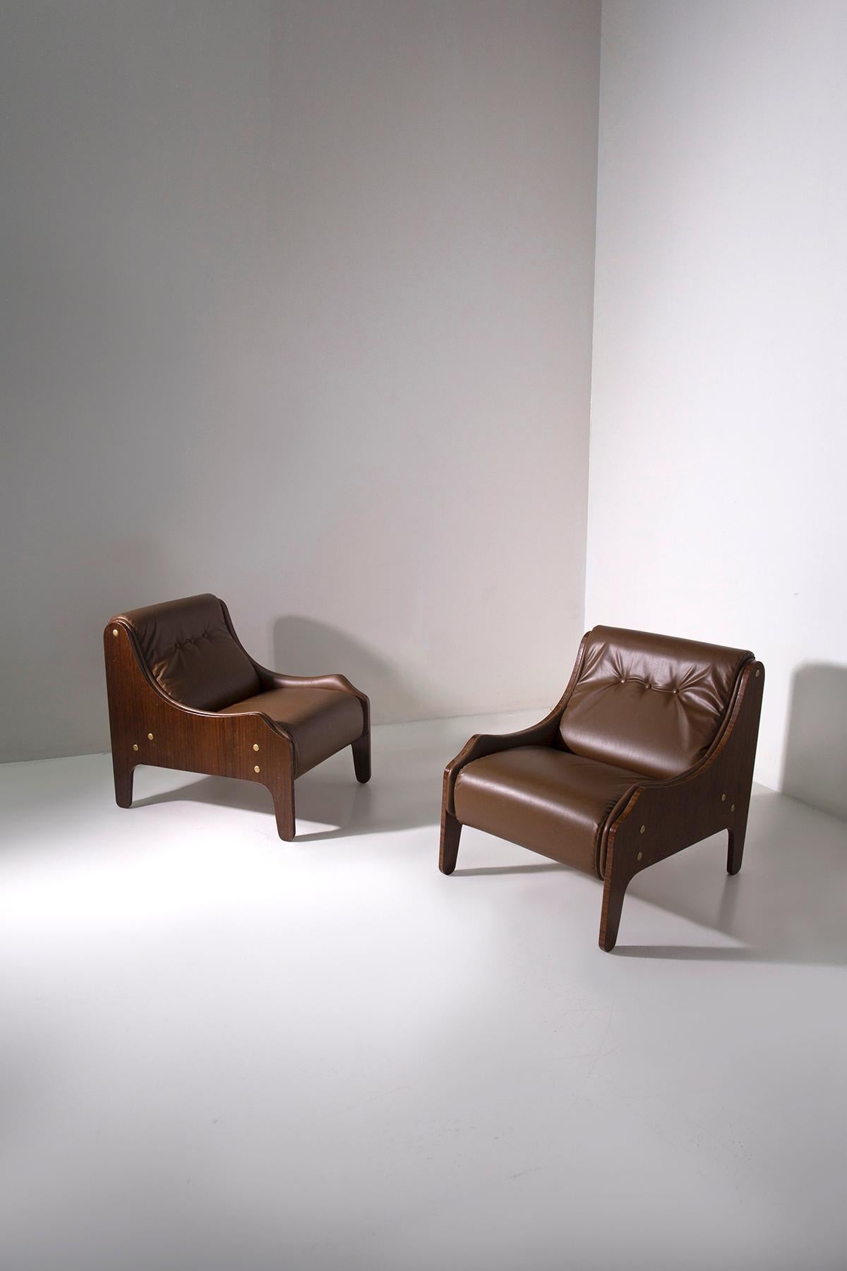 
This splendid pair of Milord armchairs, designed by Marco Zanuso for Arflex in the 1950s, represents a masterpiece of mid-century Italian design, perfectly balanced between elegance, innovation and functionality. An example of sophisticated design,