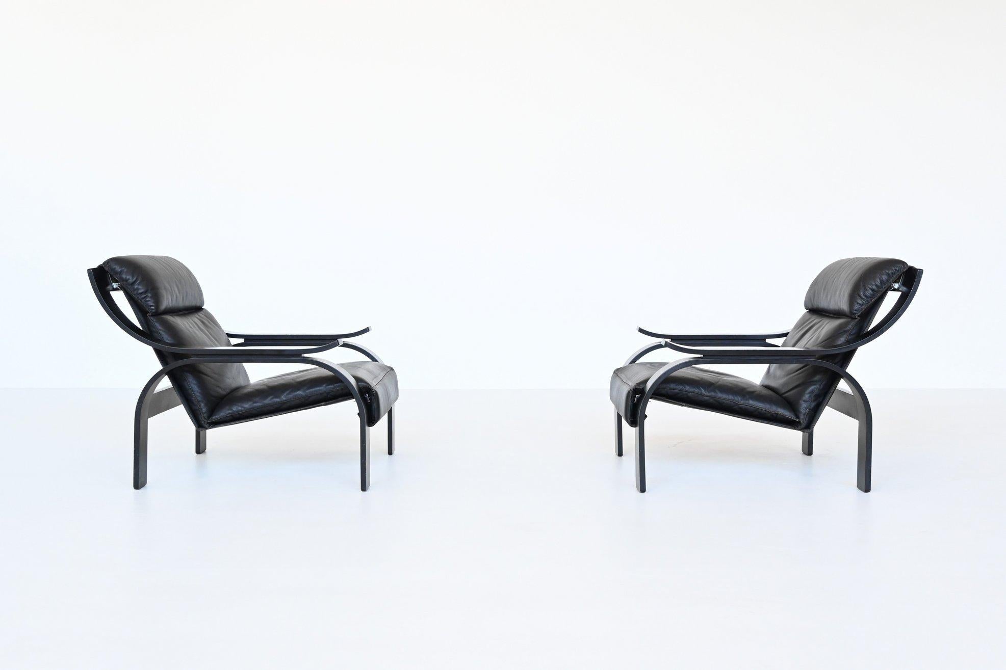 Iconic pair of Woodline lounge chairs designed by Marco Zanuso for Arflex, Italy 1964. These fantastic shaped chairs feature a black lacquered plywood frame and the seat is covered with high quality black leather. The hanging seat construction is