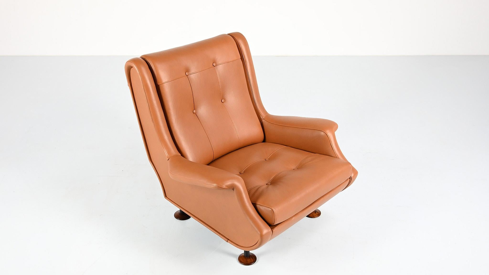 Armchair model “Regent”, designed by Marco Zanuso for Arflex in 1960. This exemple has been fully and faithfully reupholstered as original, with high-end cognac leather ans is perhaps the most comfortable Zanuso’s armchair. Italy, C.1960. Seat