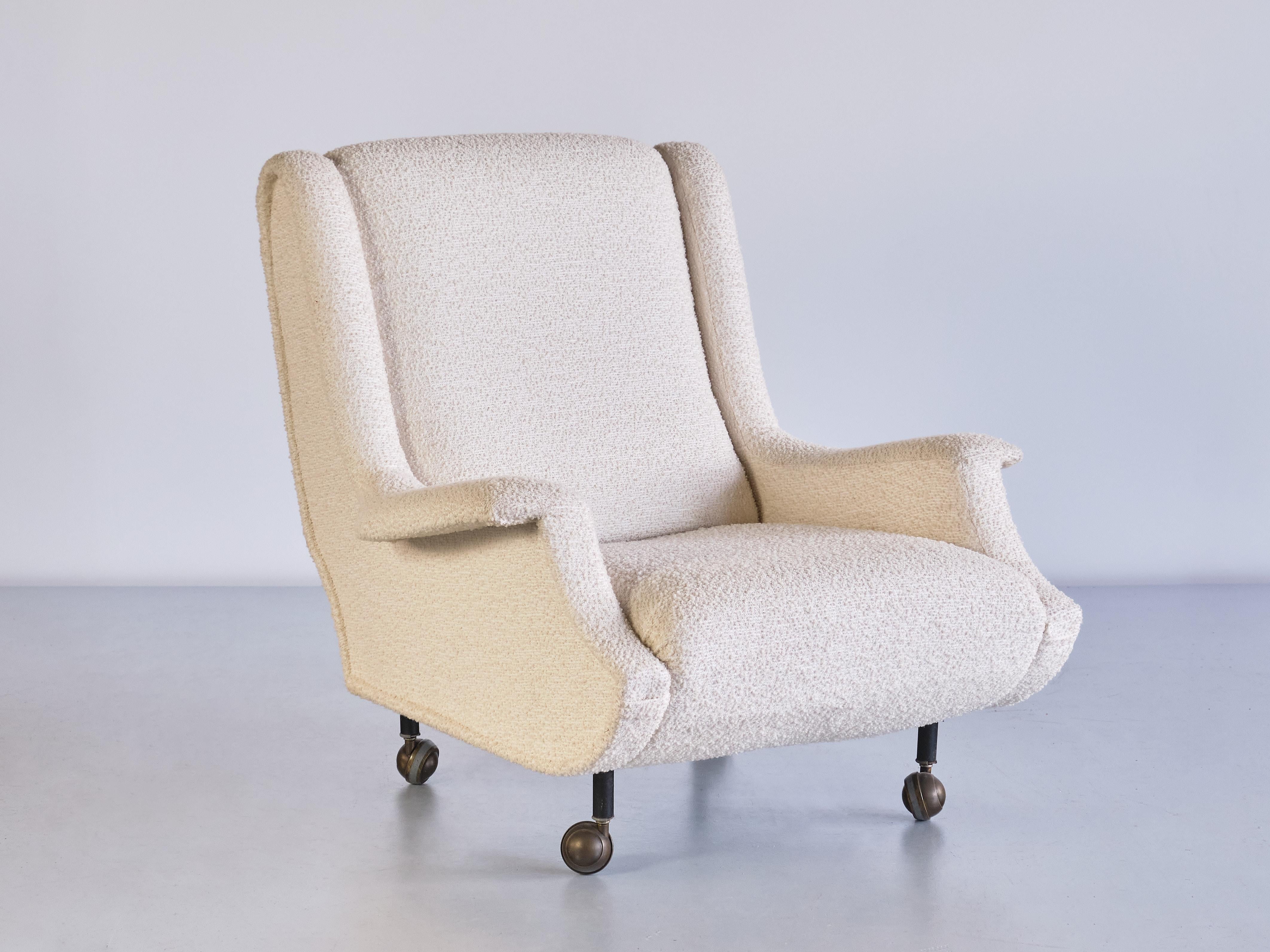 This rare 'Regent' armchair was designed by Marco Zanuso and produced by Arflex in the 1960s. Characteristic for this iconic model are the generous, outward placed armrests and the dynamic lines of the side profiles. The dimensions and slightly