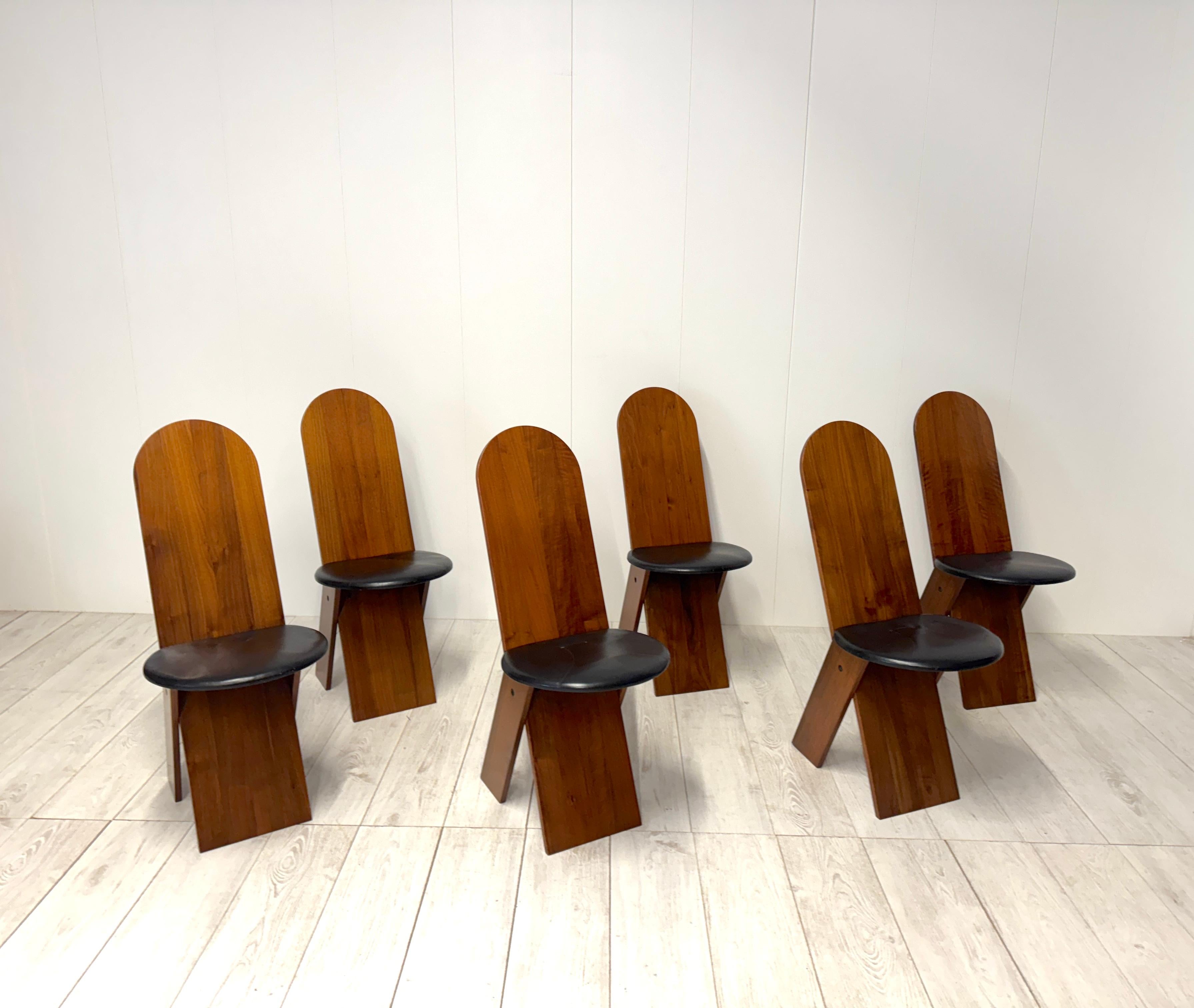 Set di sei sedie da pranzo mod. SD57, prod. Poggi anni '70.
Struttura in legno, seduta in pelle
Alcuni difetti sulle sedute
