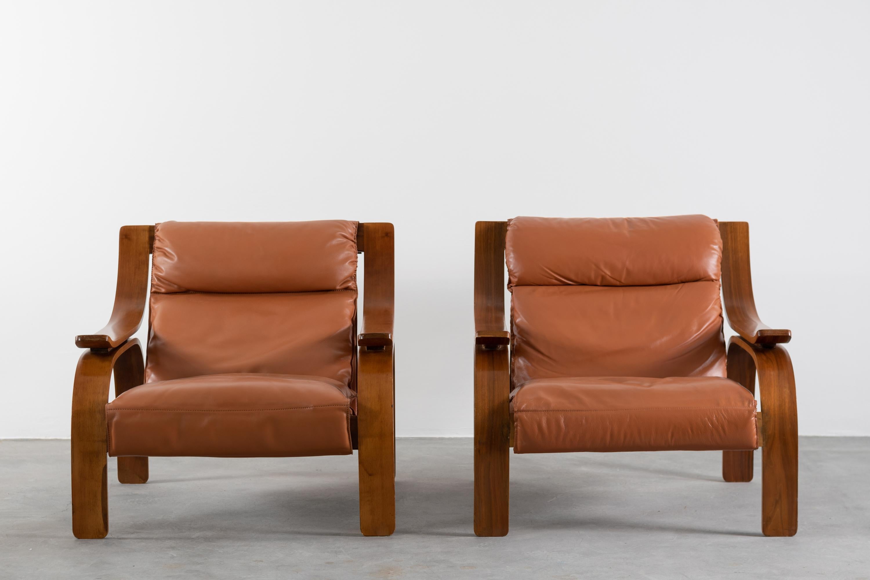 Marco Zanuso
Two armchairs mod. Woodline with wooden structure and leather upholstery.
Arflex Production, Italy, circa 1960.
Measures: 75 x 85 x 70 cm (each)
Literature: Domus n. 418, September 1964.