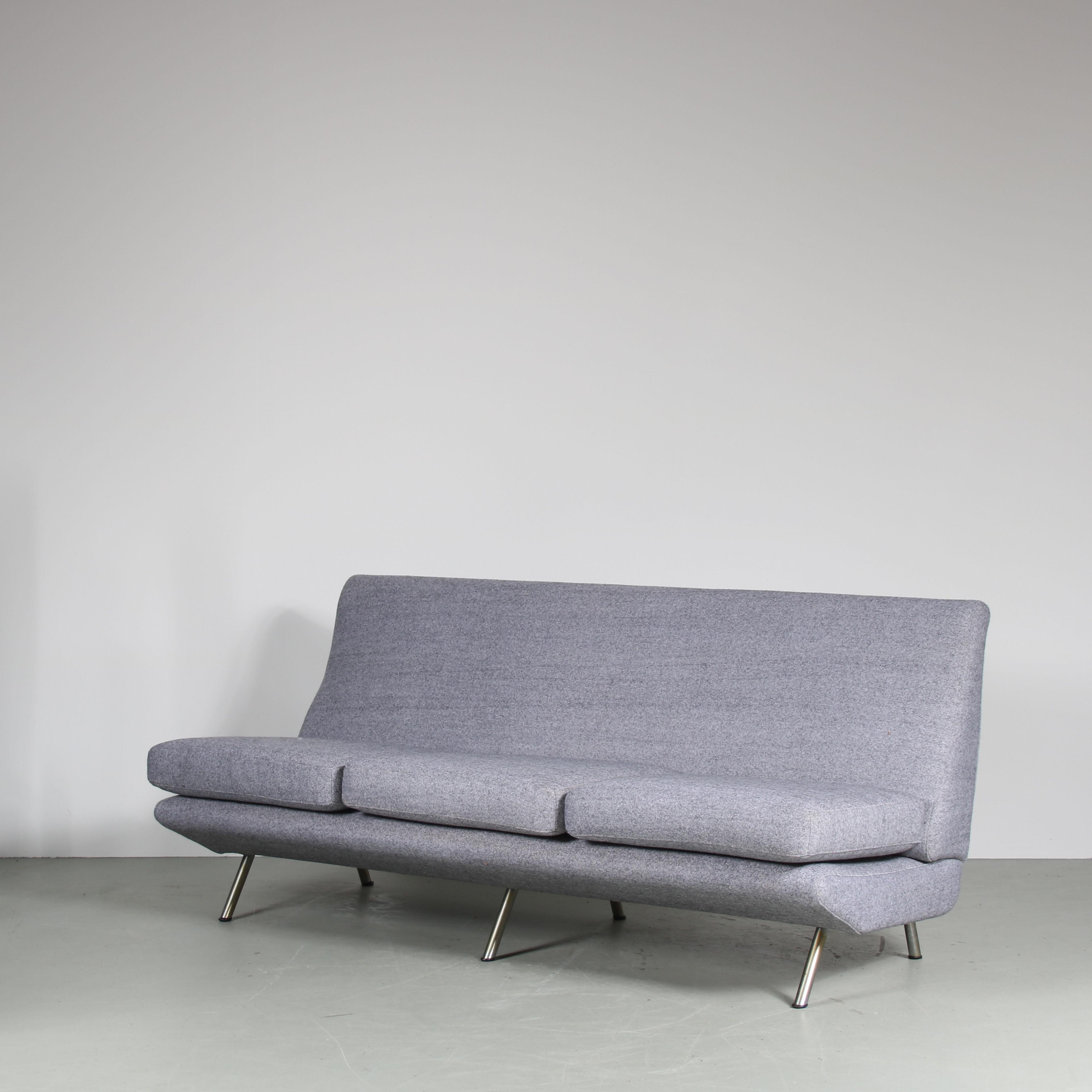 A stunning 3-seater sofa designed by Marco Zanuso, manufactured by Arflex in Italy around 1950.

This eye-catching sofa is newly upholstered in grey fabric. The outwards tilted, tubular metal legs add nicely to it’s elegant style. It has three
