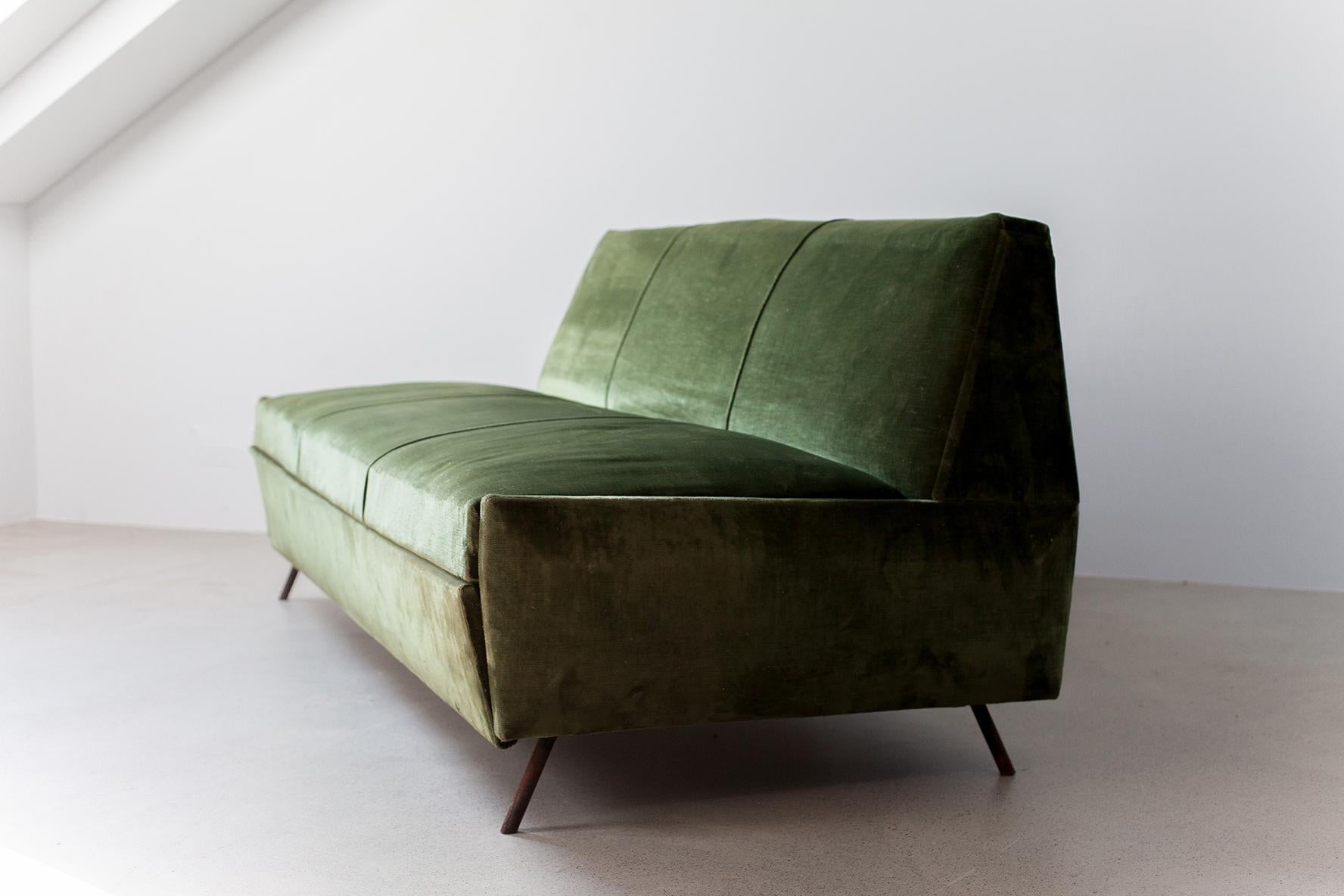 Magnifique canapé-lit / lit de jour vintage conçu par Marco Zanuso pour Arflex Italie dans les années 1950. Modèle Leg-o-Matic version avec 2 pieds au lieu de 3. Le canapé est recouvert de velours vert vintage. Vous pouvez envisager de le retapisser